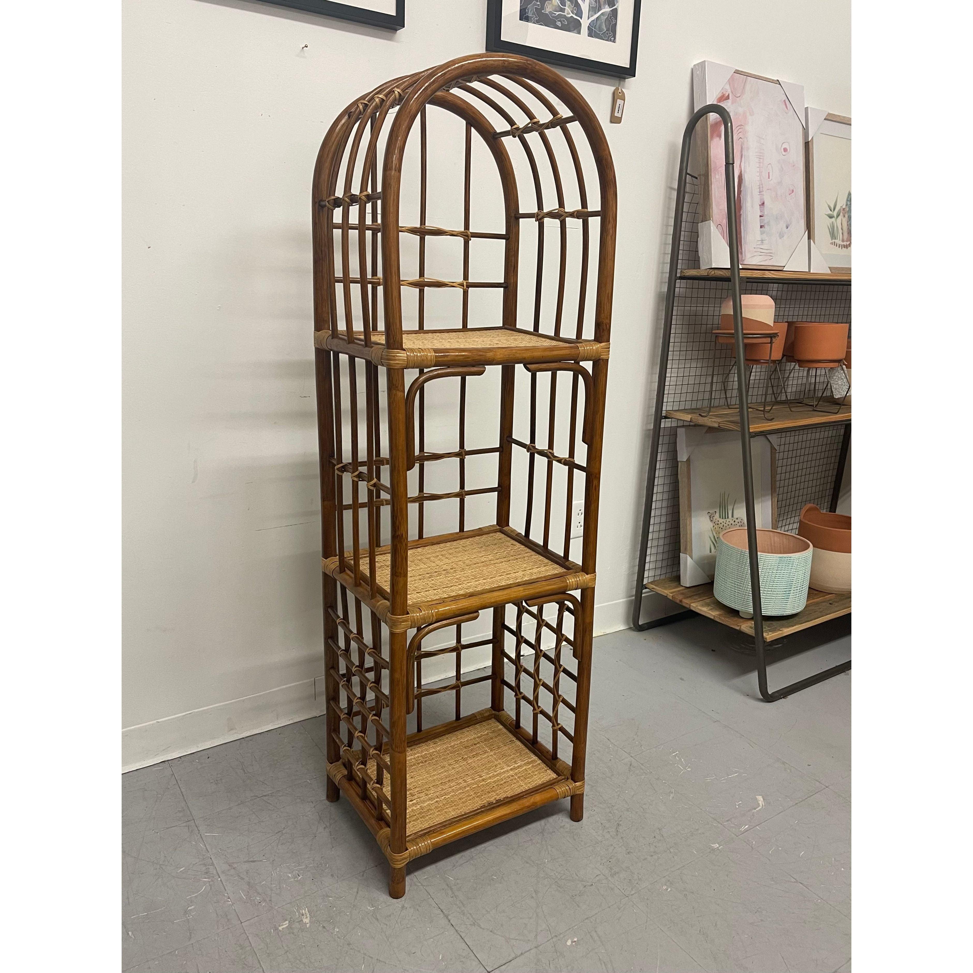 Libreria a tre livelli con scaffali intrecciati. Forse un'intelaiatura in bambù. Circa anni '70. Condizioni vintage coerenti con l'età, come da foto. 

Dimensioni: 55Hx17Lx13D