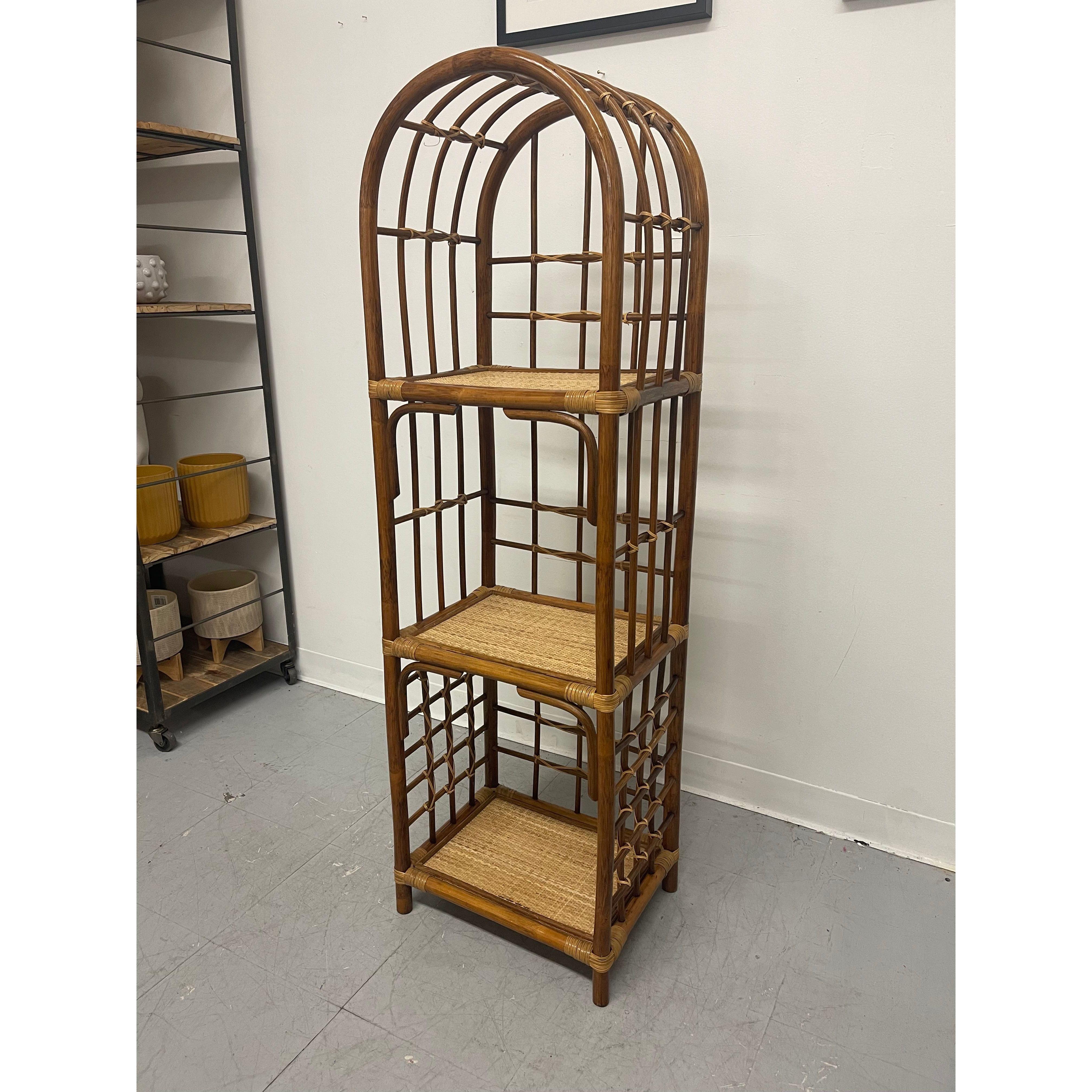 Mid-Century moderno Libreria Etagere ad arco in rattan con canne, d'epoca in vendita