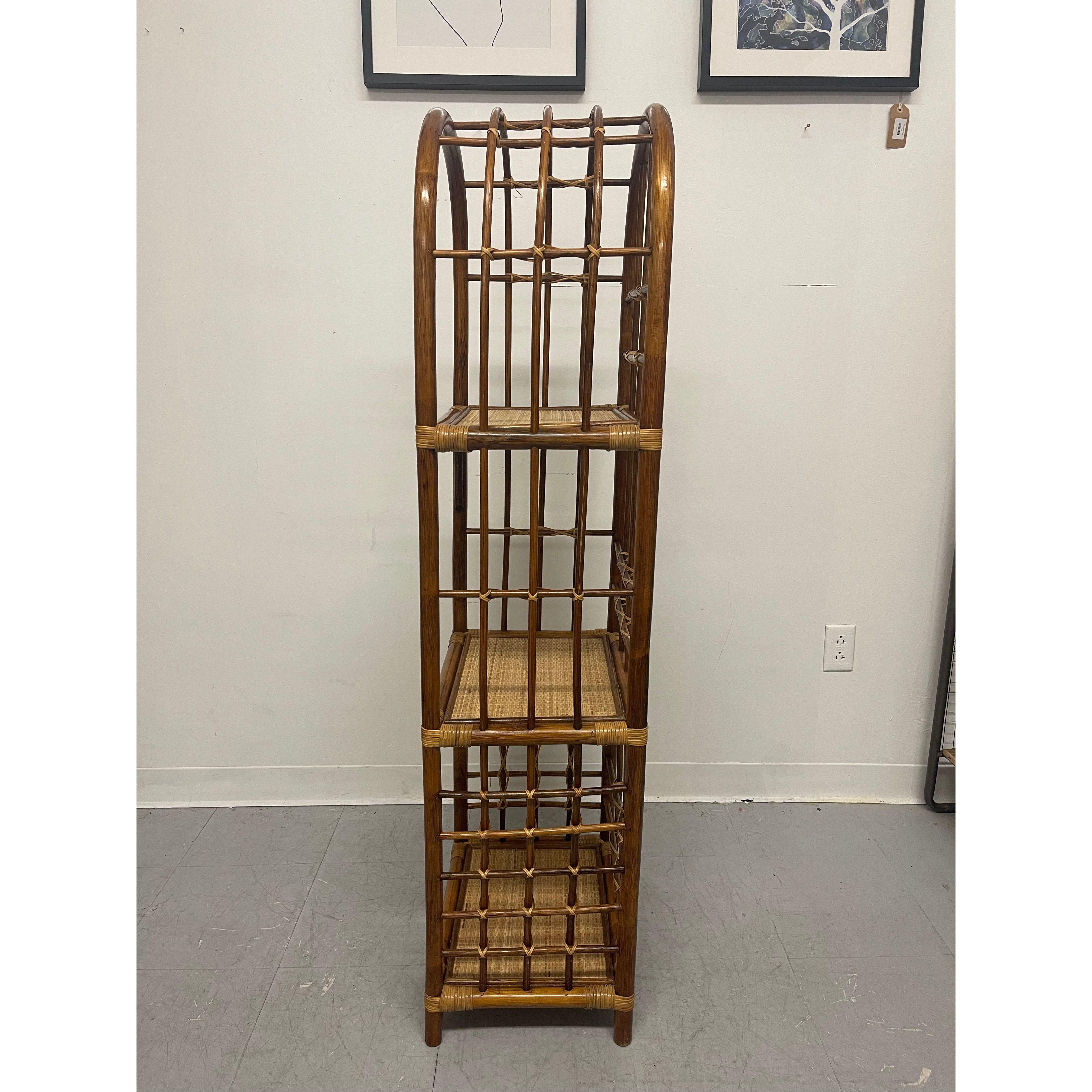 Libreria Etagere ad arco in rattan con canne, d'epoca In condizioni buone in vendita a Seattle, WA