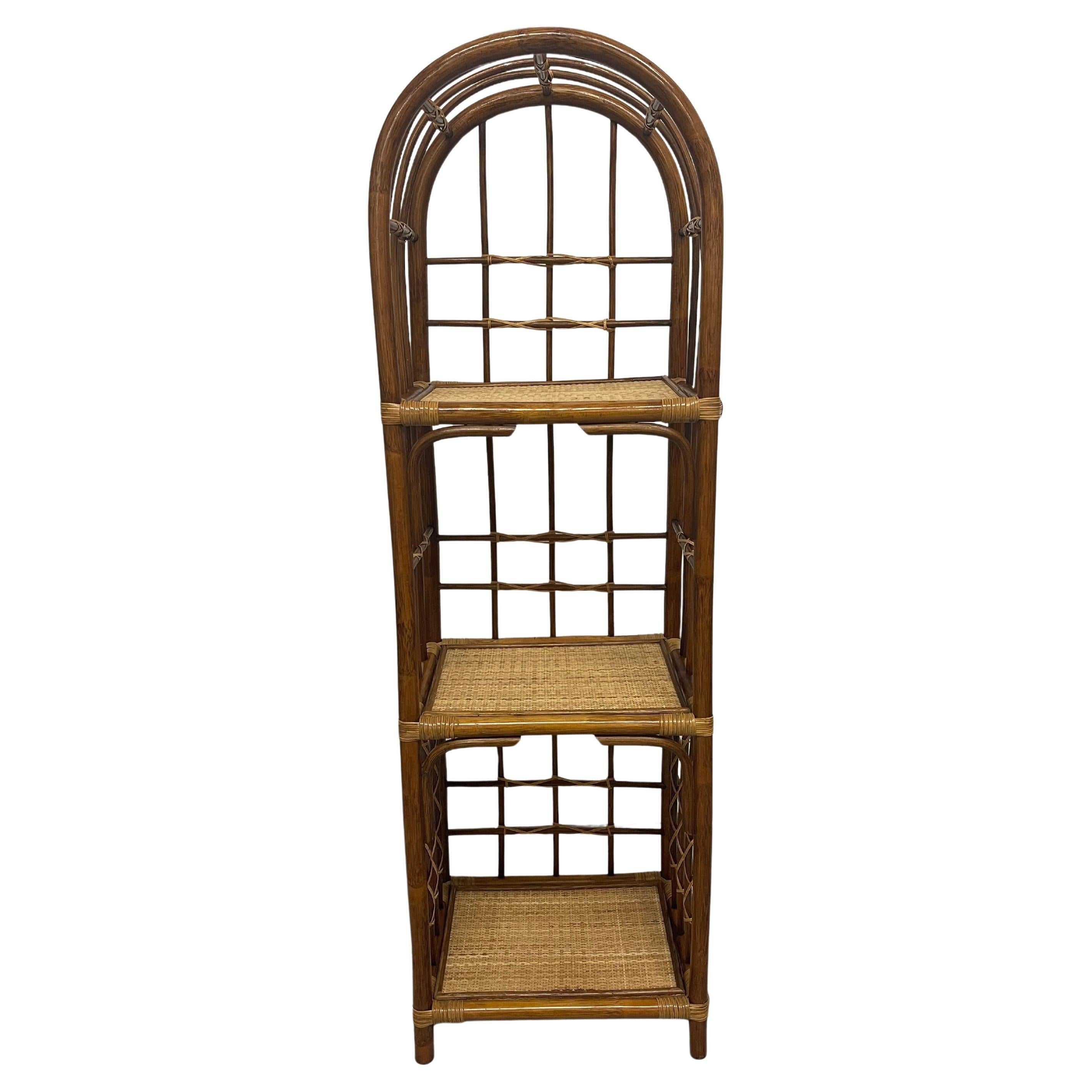 Libreria Etagere ad arco in rattan con canne, d'epoca
