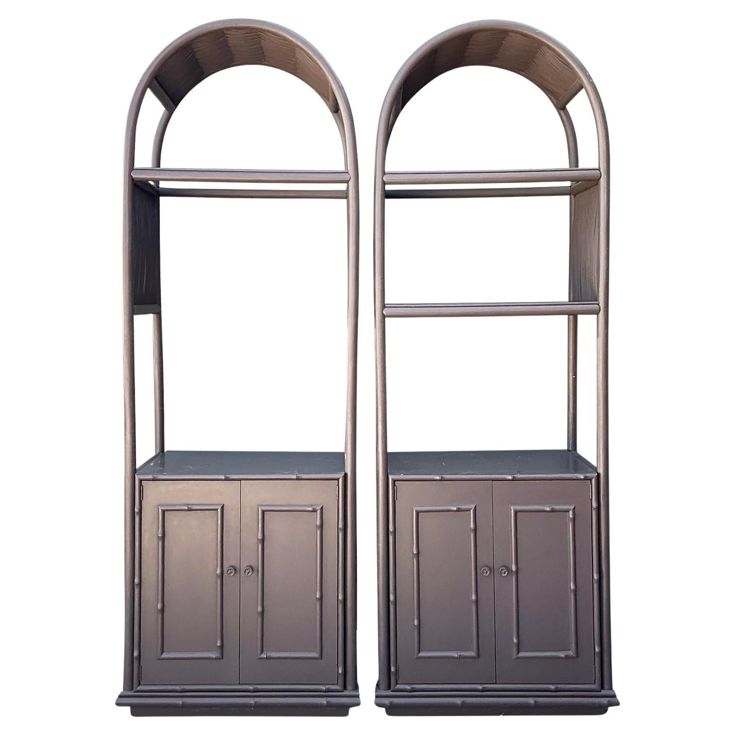 Vintage gewölbte Rattan-Etagere - ein Paar im Angebot