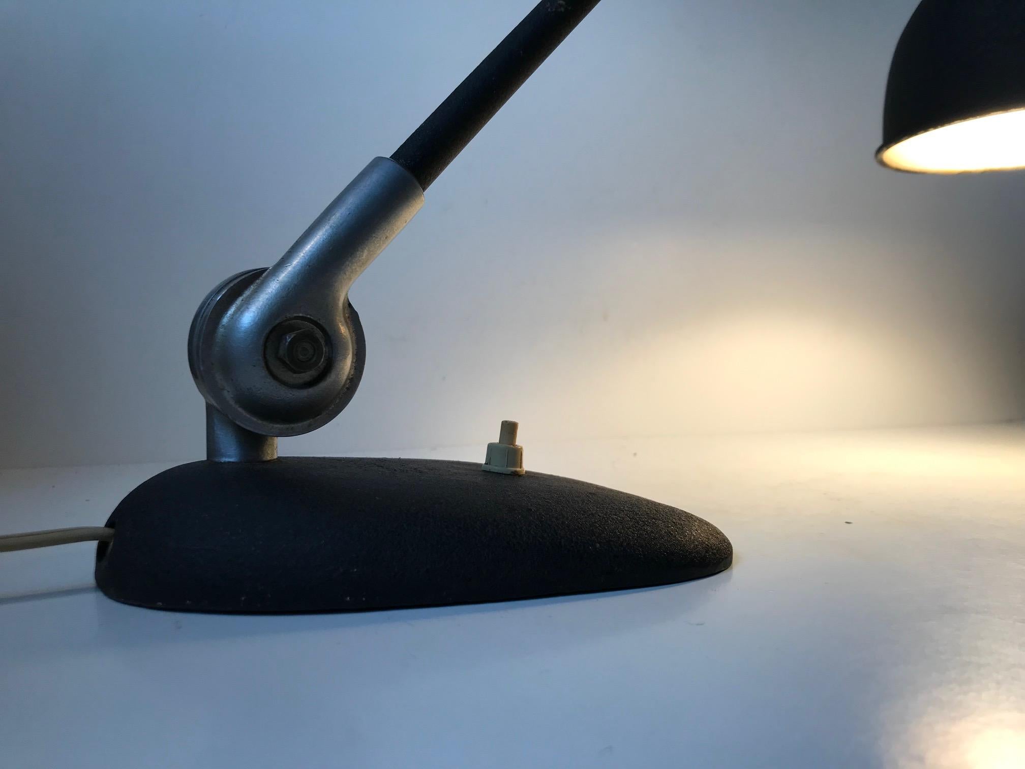 Lampe de bureau ou de table noire entièrement réglable d'ASAS. Il a été fabriqué au Danemark dans les années 1940, en s'inspirant fortement du mouvement Bauhaus pour l'éclairage. 
Il présente une peinture texturée d'origine. Estampillé sur le