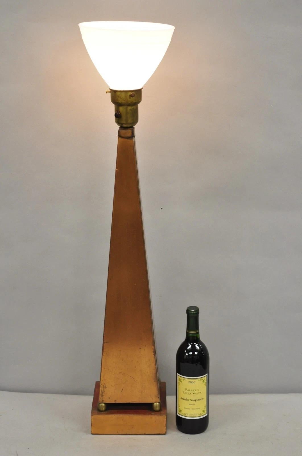 Lampada da tavolo a obelisco piramidale in rame di Architectural Modern, vintage, del metà del secolo scorso, sollevata da sfere d'ottone. Circa metà del XX secolo. Misure: 35,25