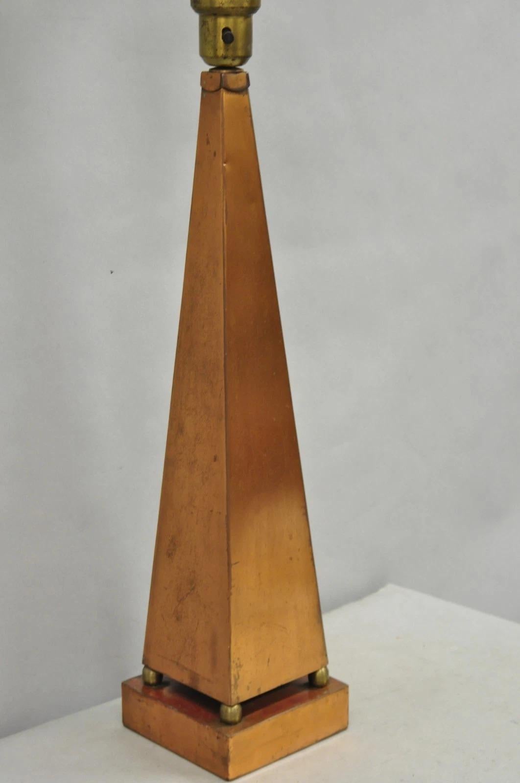 Mid-Century moderno Lampada da tavolo a obelisco piramidale in rame di Architectural Modern, metà secolo, d'epoca in vendita