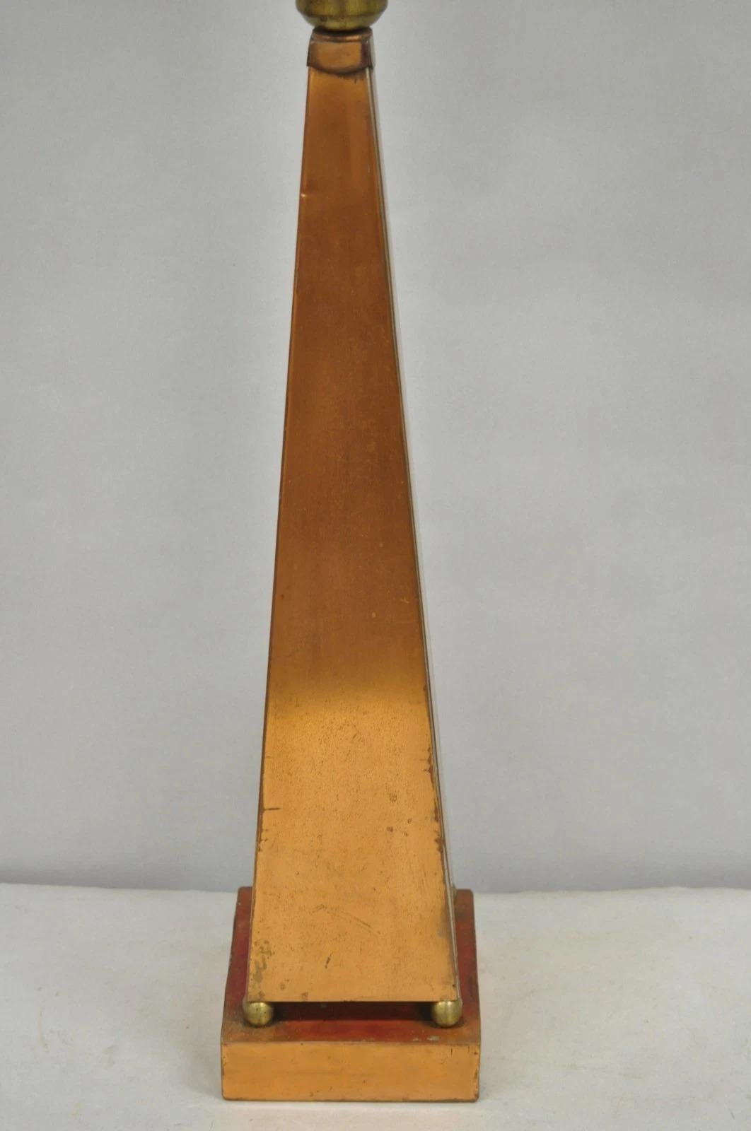 Sconosciuto Lampada da tavolo a obelisco piramidale in rame di Architectural Modern, metà secolo, d'epoca in vendita