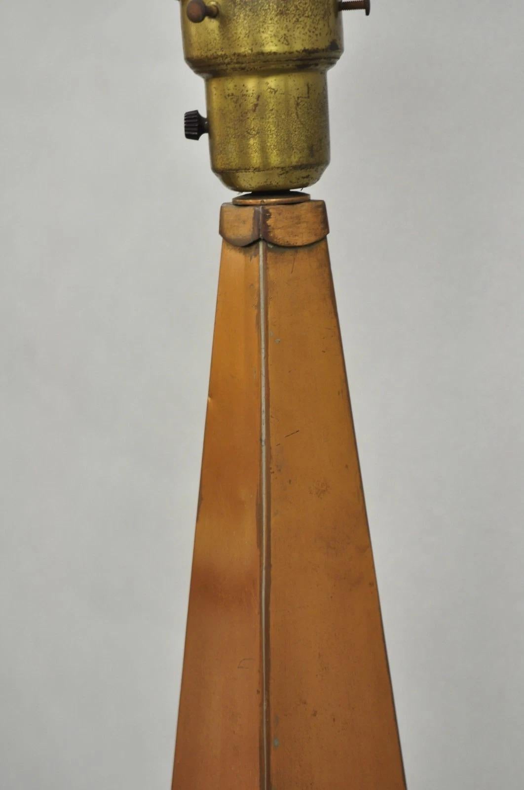 Ottone Lampada da tavolo a obelisco piramidale in rame di Architectural Modern, metà secolo, d'epoca in vendita