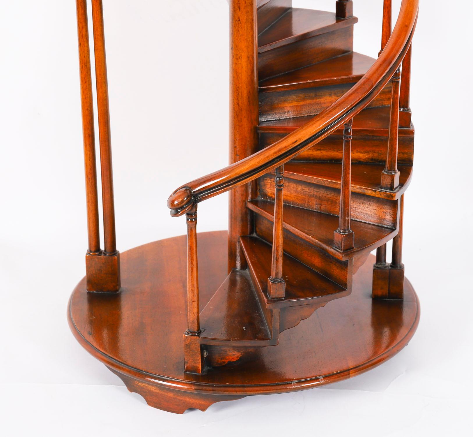 Modello architettonico d'epoca Scala a chiocciola Theodore Alexander XX secolo in vendita 8