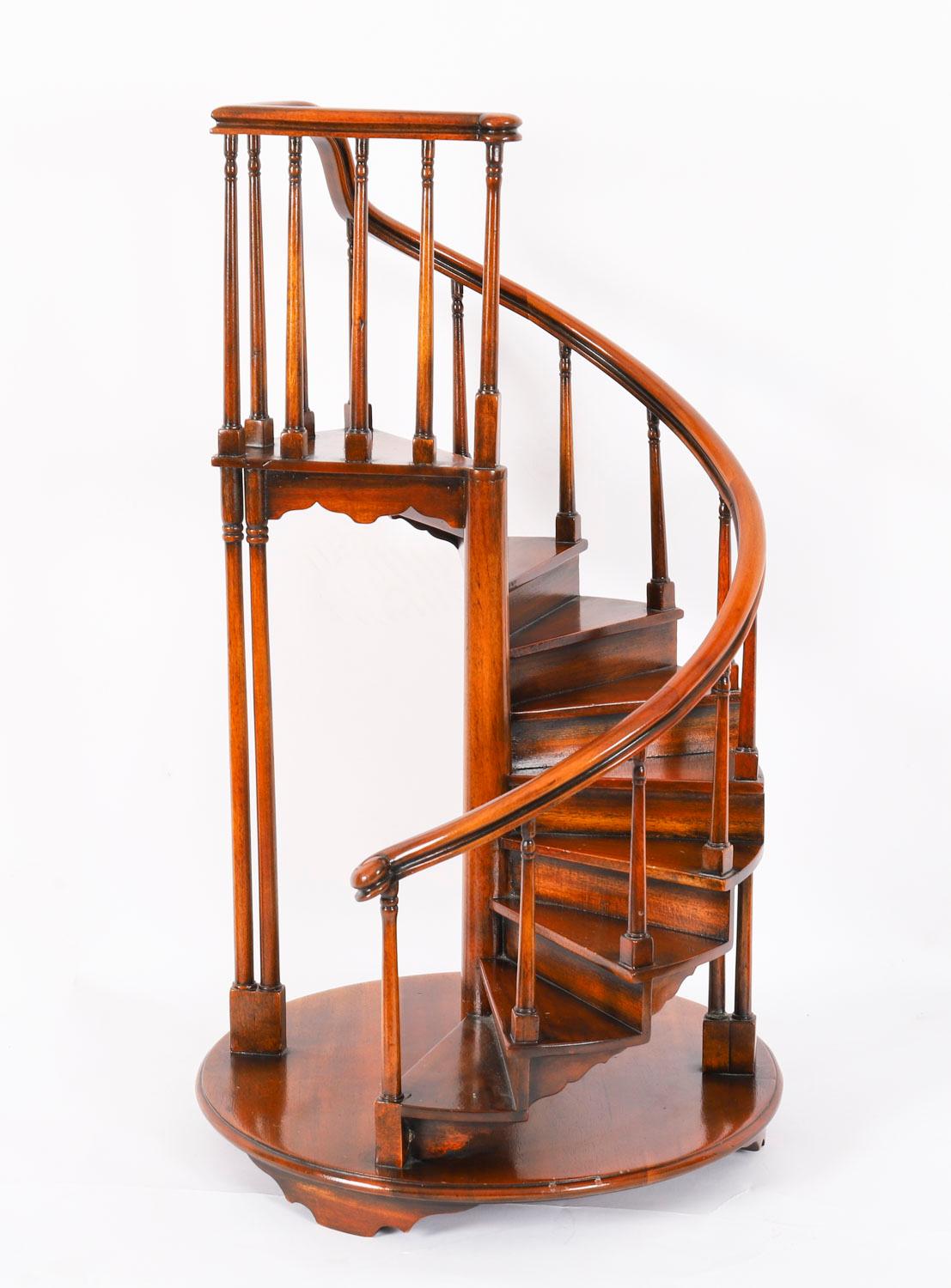 Si tratta di un modello architettonico in legno di frutta di ottima qualità di una scala a chiocciola, opera di Theodore Alexander, di inizio Ottocento, composta da dieci gradini e da una balaustra a spirale con due coppie di colonne conformi
