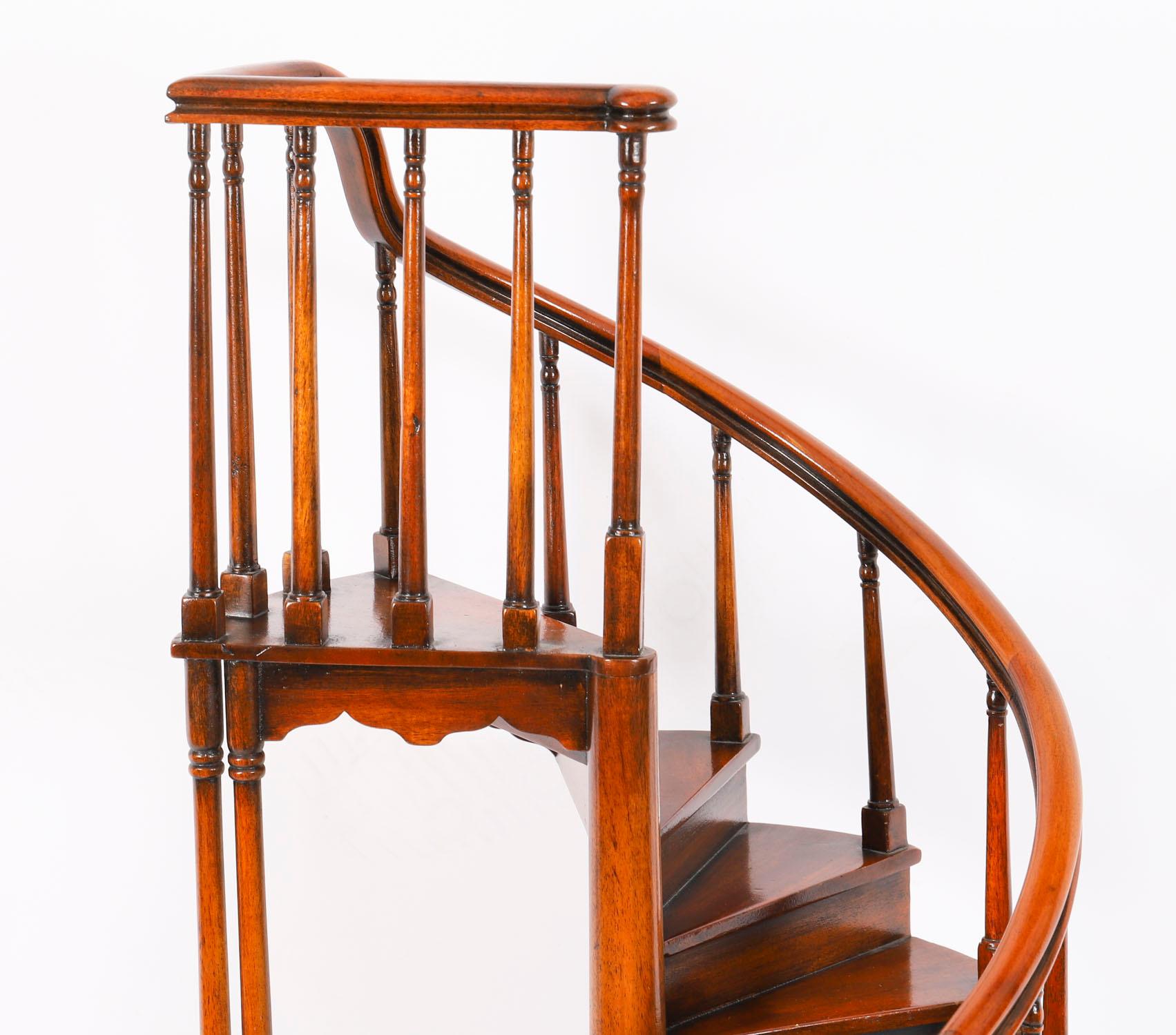 Noce Modello architettonico d'epoca Scala a chiocciola Theodore Alexander XX secolo in vendita