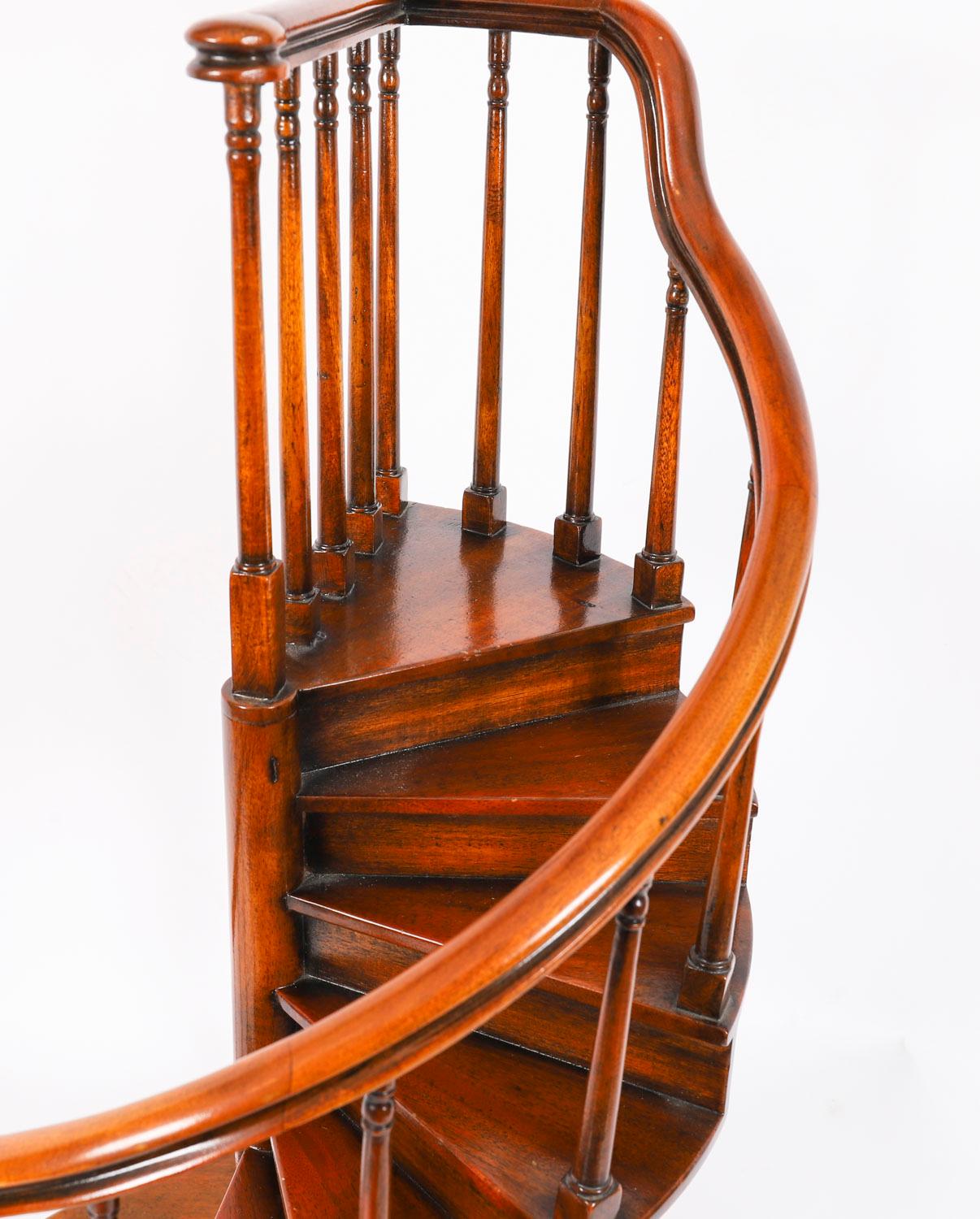 Modello architettonico d'epoca Scala a chiocciola Theodore Alexander XX secolo in vendita 4