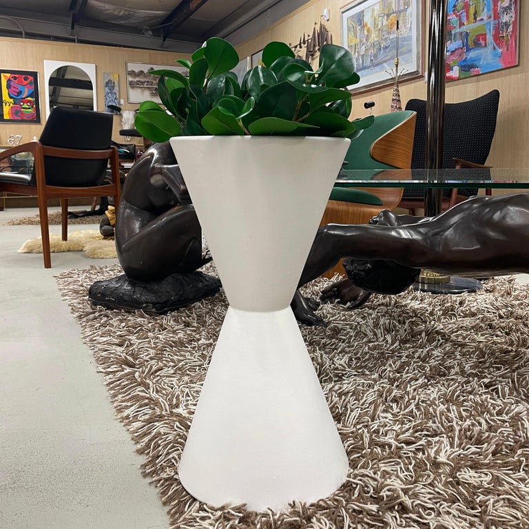 Vintage model T-120 hourglass shaped planter by Lagardo Tackett for Architectural Pottery. The double planter features the factory label. The ceramic planter can be used indoors or outside. Either end of the hourglass can be used for planting.