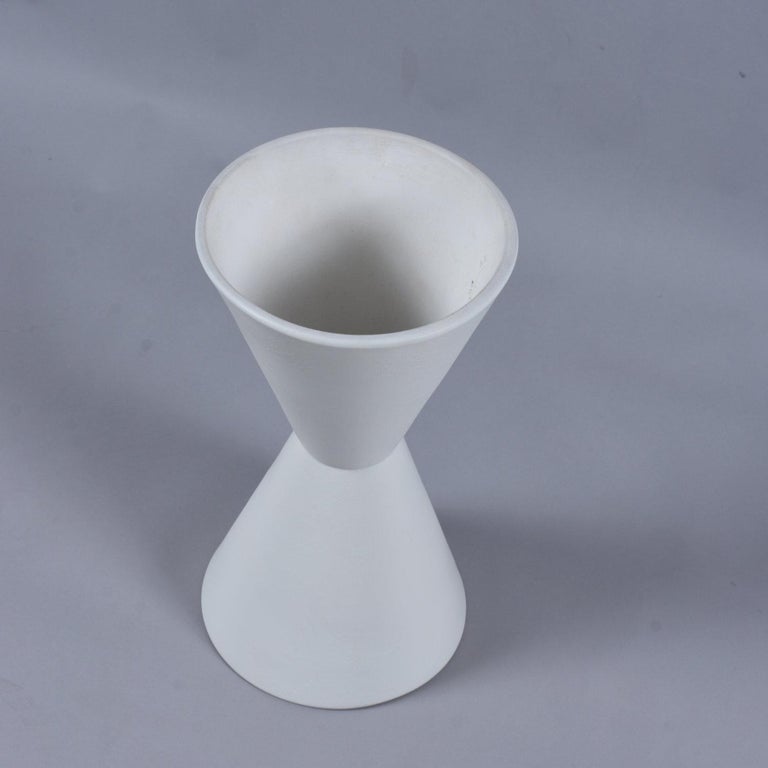 Vintage Architectural Pottery Lagardo Tackett White Hourglass Planter Model T-12 In Excellent Condition For Sale In Chattanooga, TN