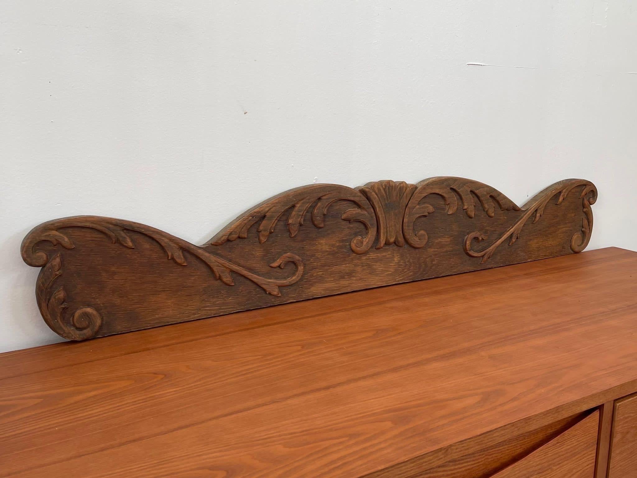 Vintage Ornate Wood Carved Trim Piece. Zu dekorativen Zwecken. Dieses Stück hat Draht zum Aufhängen auf der Rückseite. Vintage Condition Konsistent mit dem Alter wie abgebildet.

Abmessungen. 46 B ; 1/2 T ; 8 H