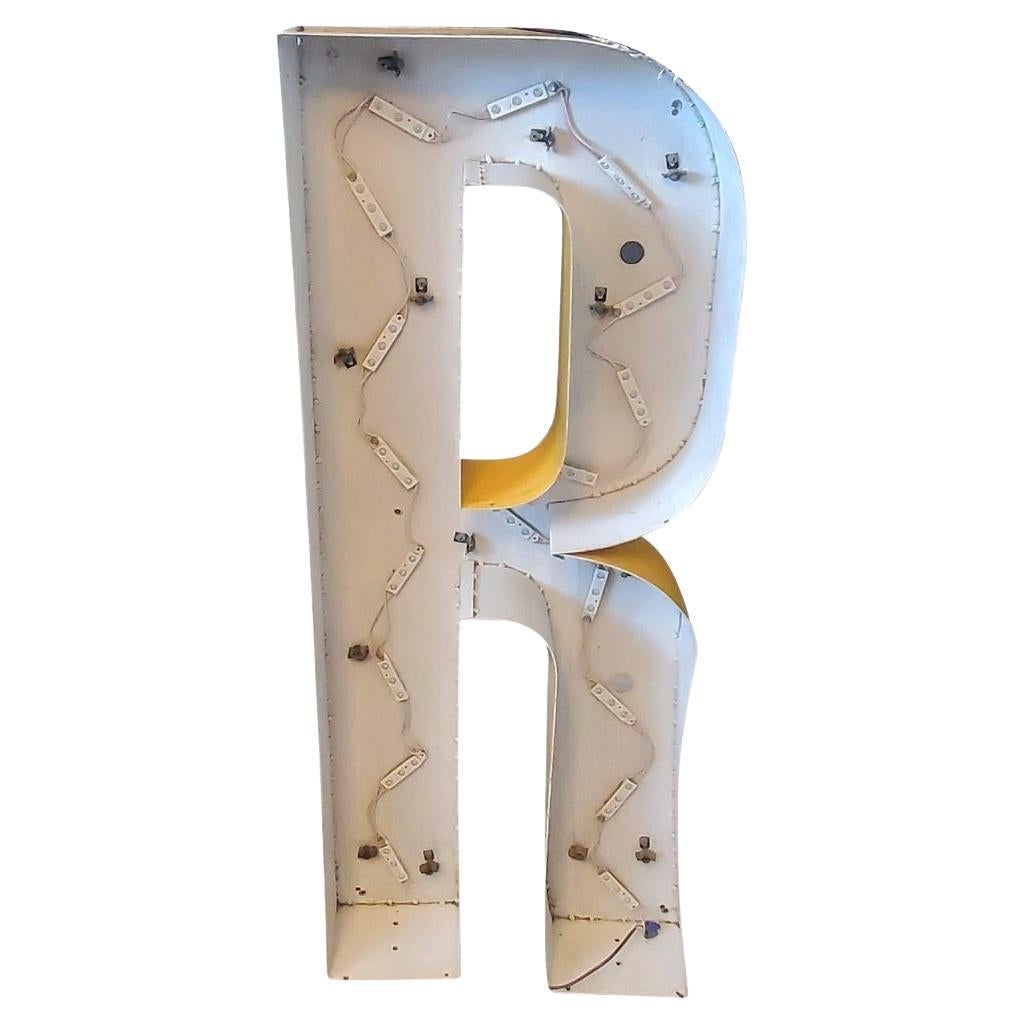 Rótulo arquitectónico vintage Letra "R" de un hospital infantil de Dallas
