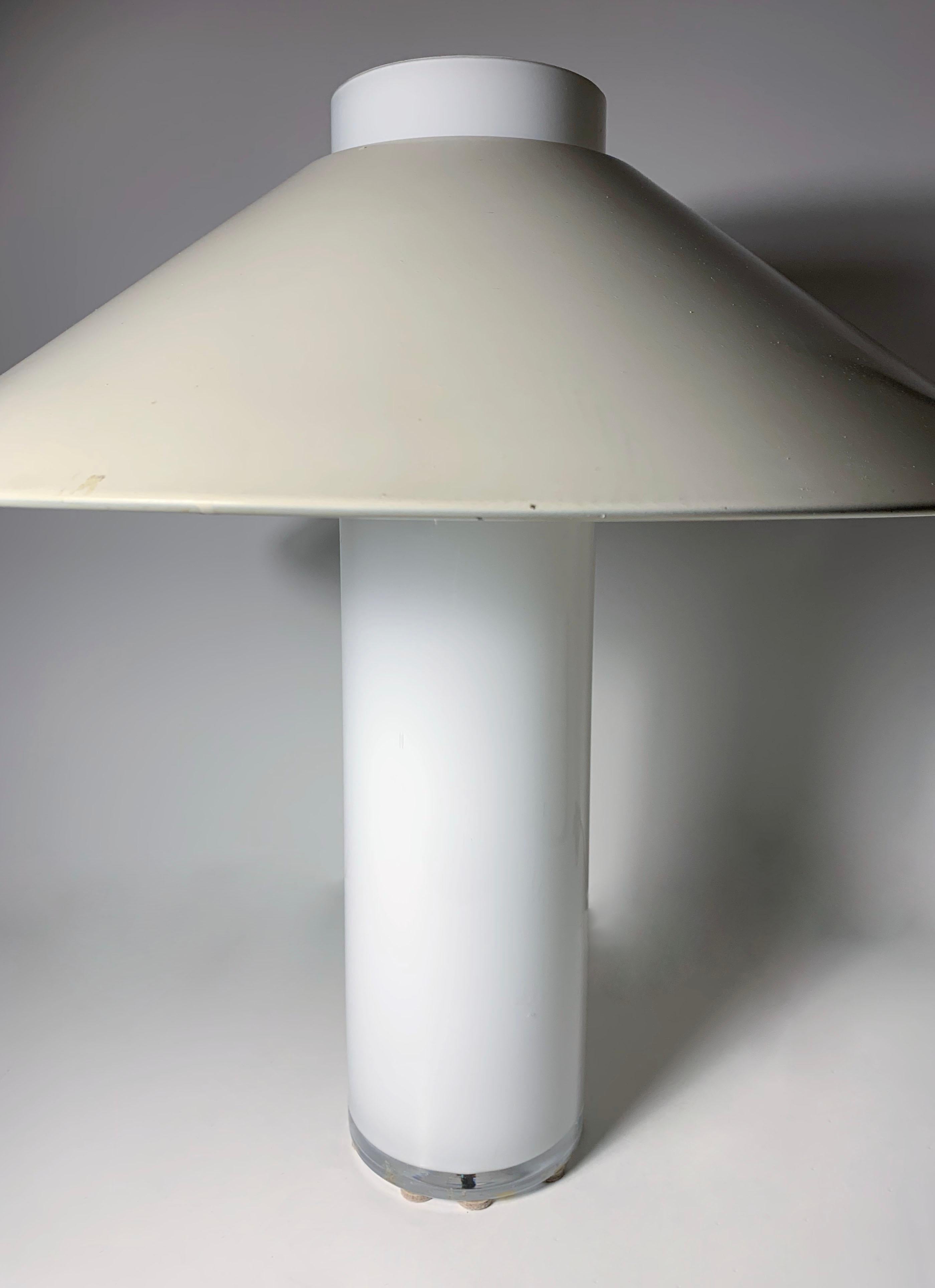 Mid-Century Modern Lampe suédoise en verre architecturale vintage par Luxus en vente