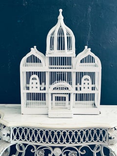 Gabbia per uccelli vintage in legno verniciato bianco in stile architettonico con cupola a cupola