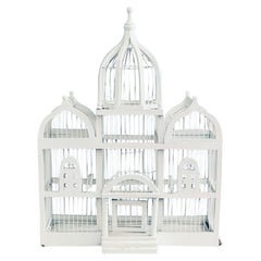 Gabbia per uccelli vintage in legno verniciato bianco in stile architettonico con cupola a cupola