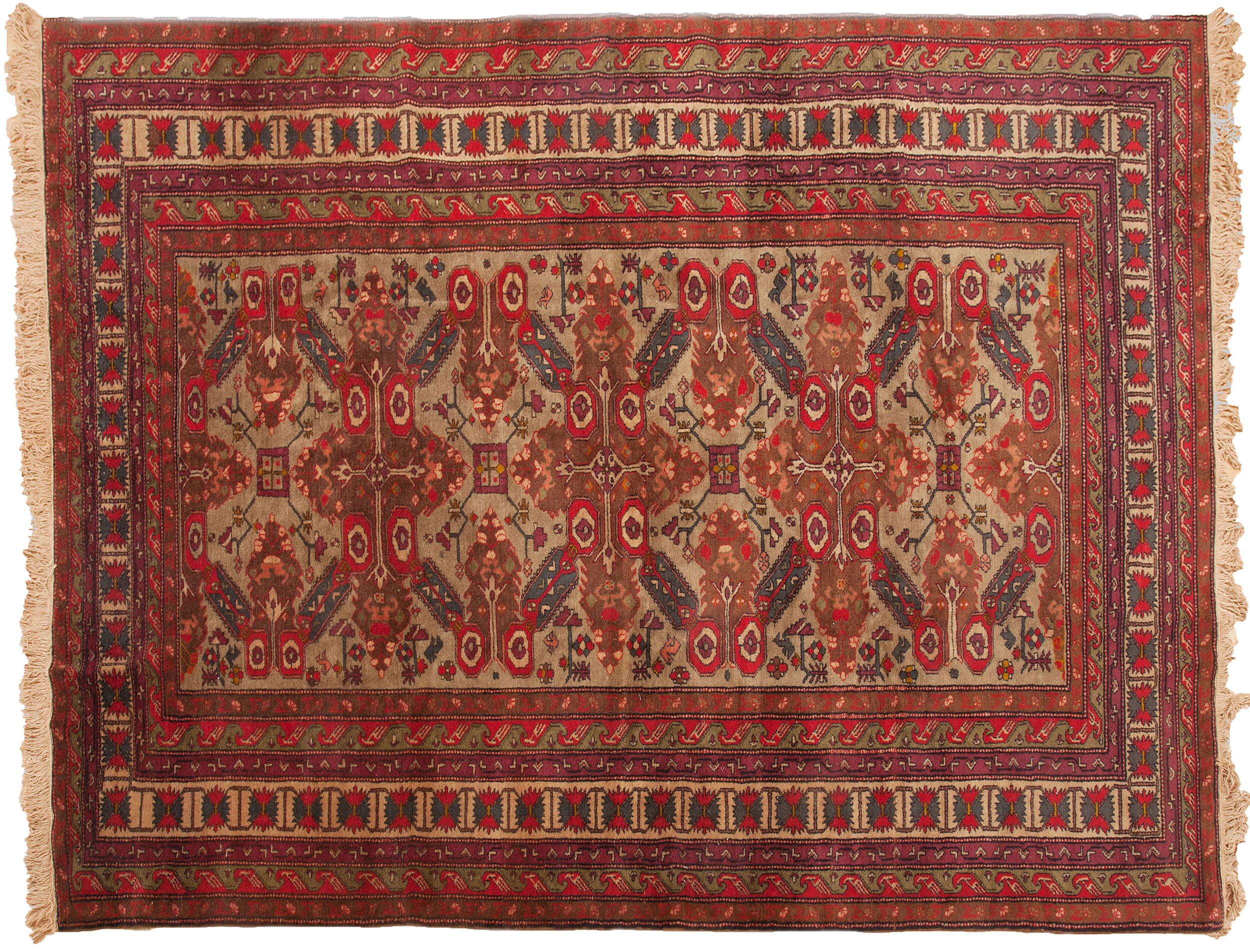 Vintage Ardebil Teppich
Pistaziengrünes Feld mit drei vollständigen Kreuzmustern und zwei halben Kreuzen an beiden Enden, eingerahmt von mehreren Bordüren. Ardebil liegt im Nordiran, ganz in der Nähe der Grenze zu Aserbaidschan. Das Design dieses