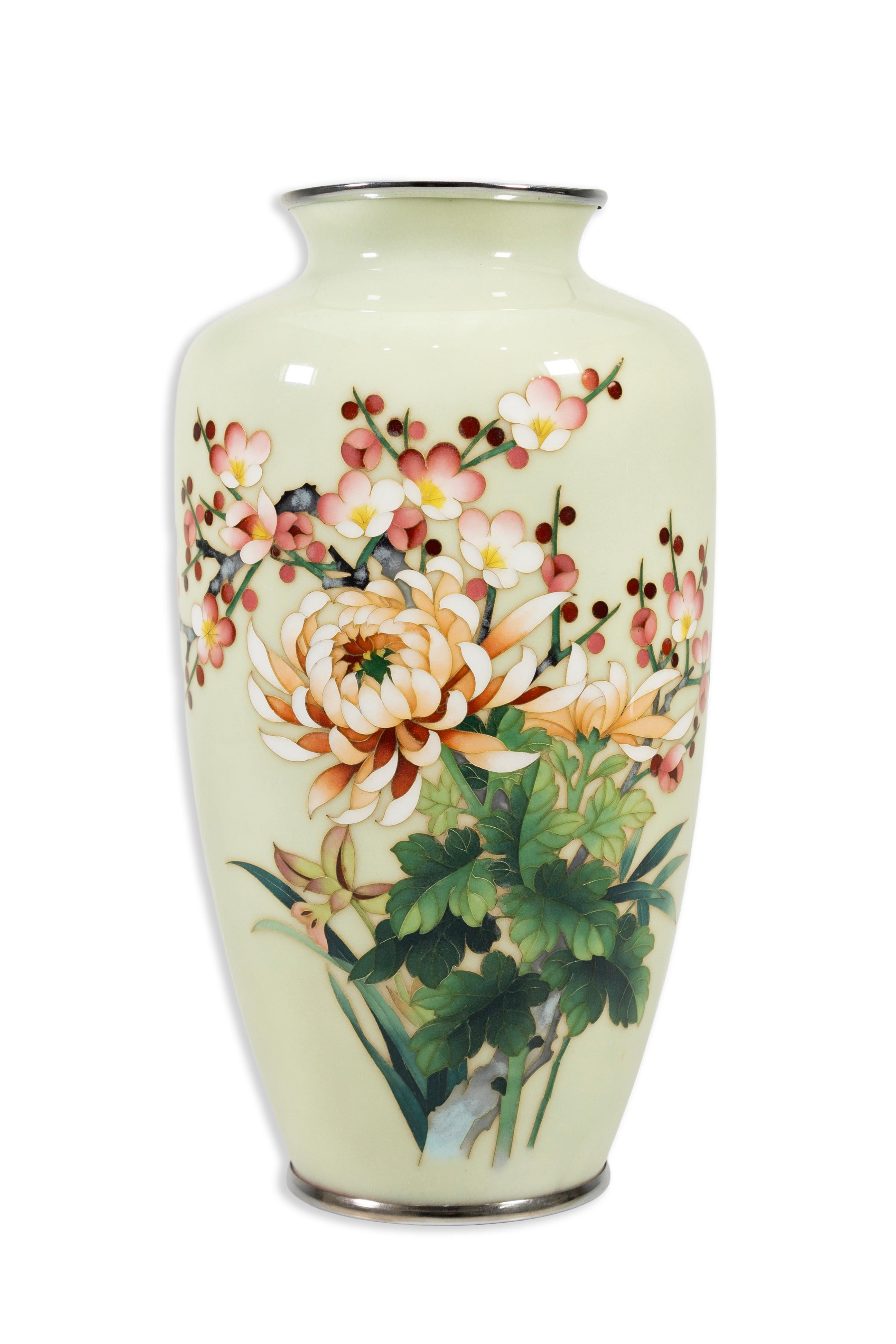 Vaso cloisonné giapponese d'epoca con crisantemi di The Ardo Jubei Company. Questo squisito vaso è contrassegnato sul fondo dall'azienda Ardo Jubei, che lo fa risalire agli anni '40-'50. È di un bel colore giallo-verde con un rivestimento argentato