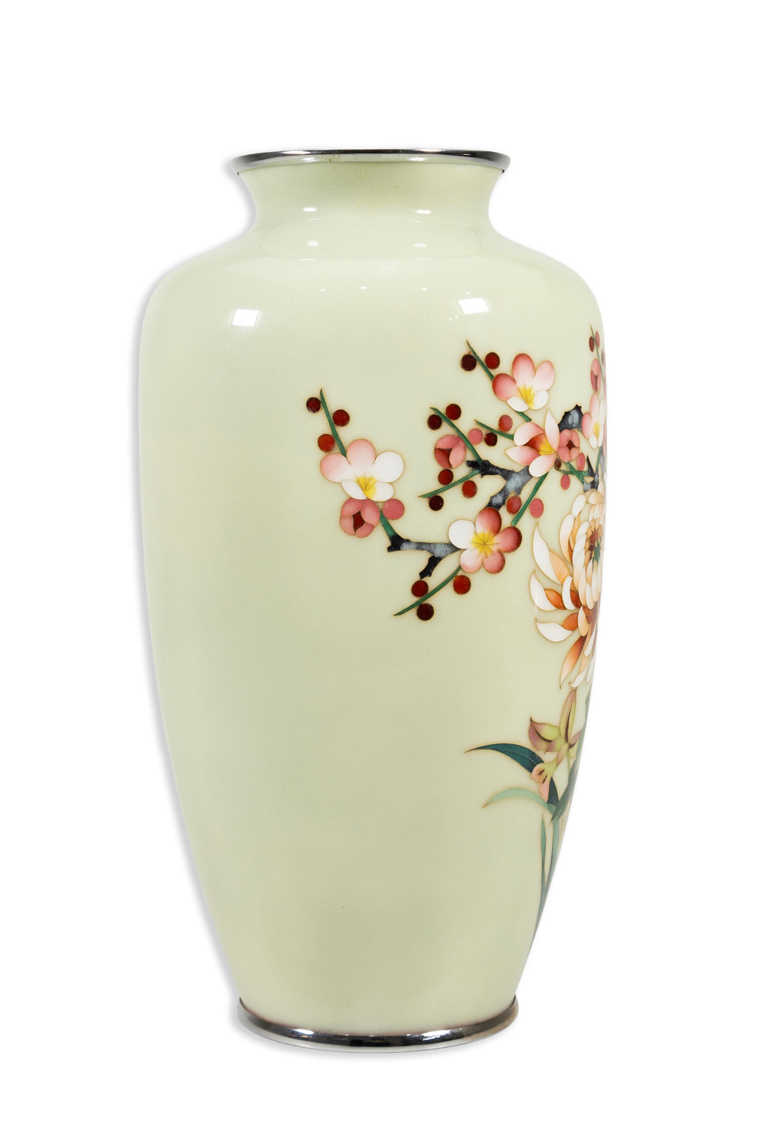 Anglo-giapponese Vaso di cloisonne giapponese d'epoca Ardo Jubei con accenti cromati e crisantemi in vendita