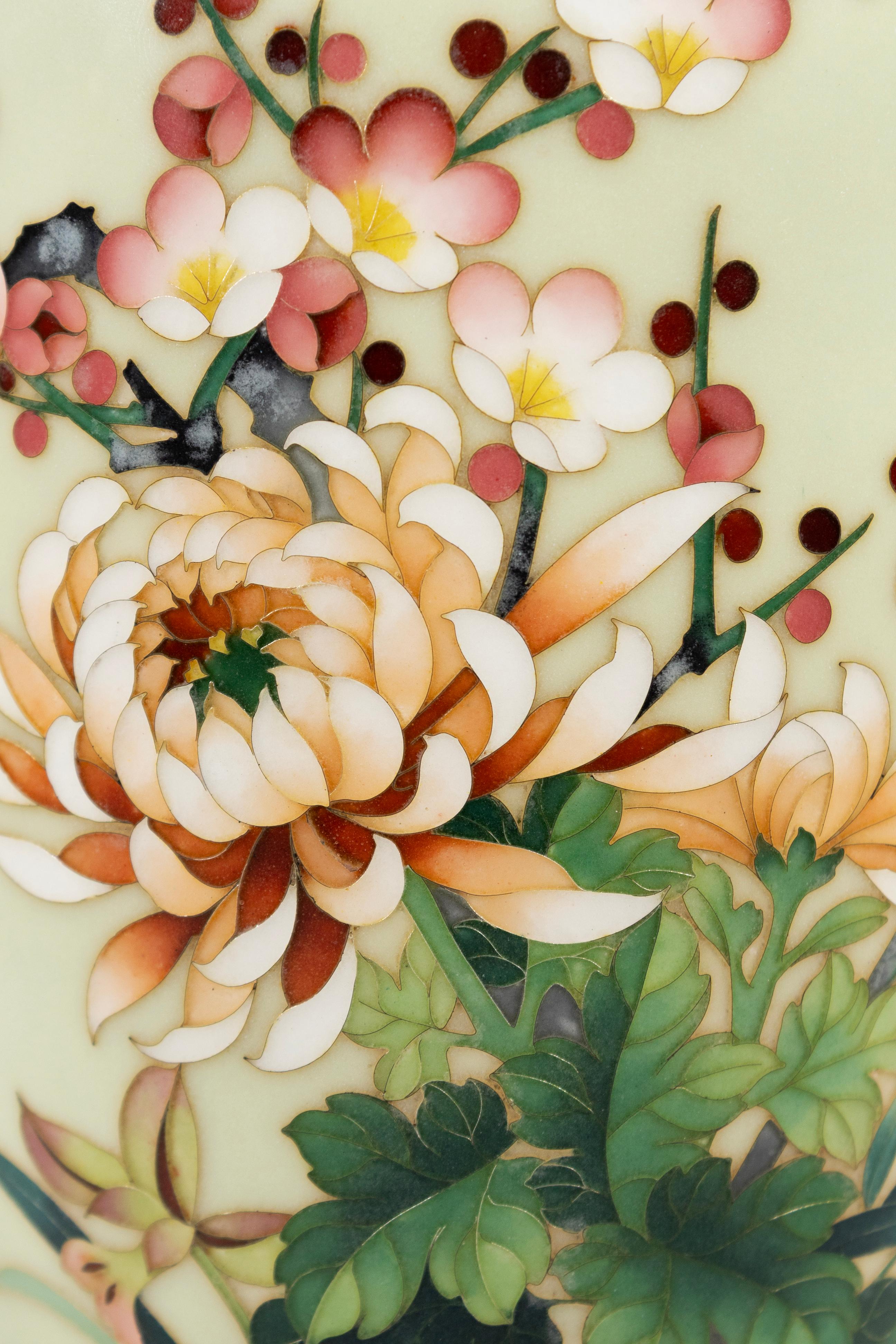 Vaso di cloisonne giapponese d'epoca Ardo Jubei con accenti cromati e crisantemi In condizioni buone in vendita a Keego Harbor, MI