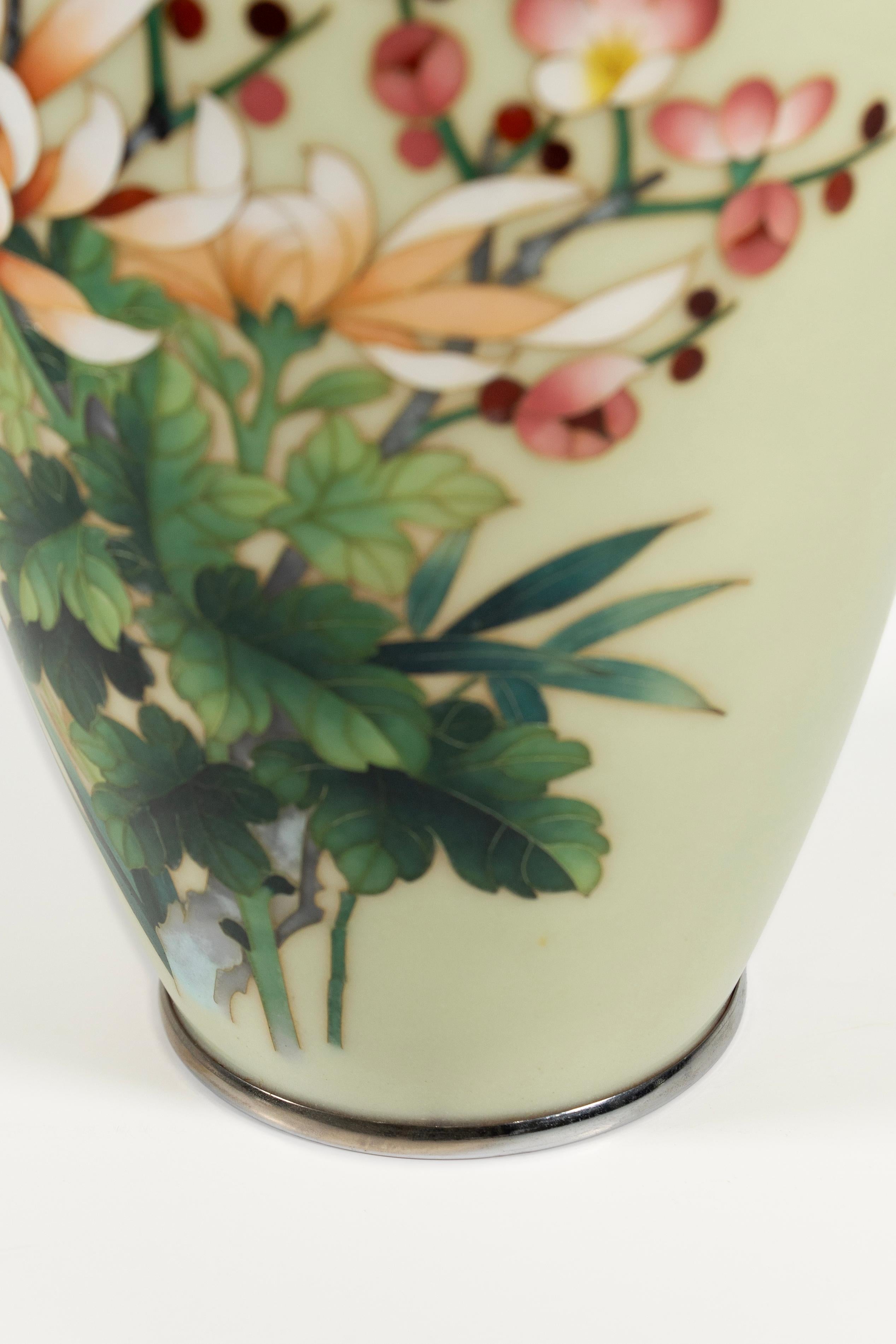 XX secolo Vaso di cloisonne giapponese d'epoca Ardo Jubei con accenti cromati e crisantemi in vendita