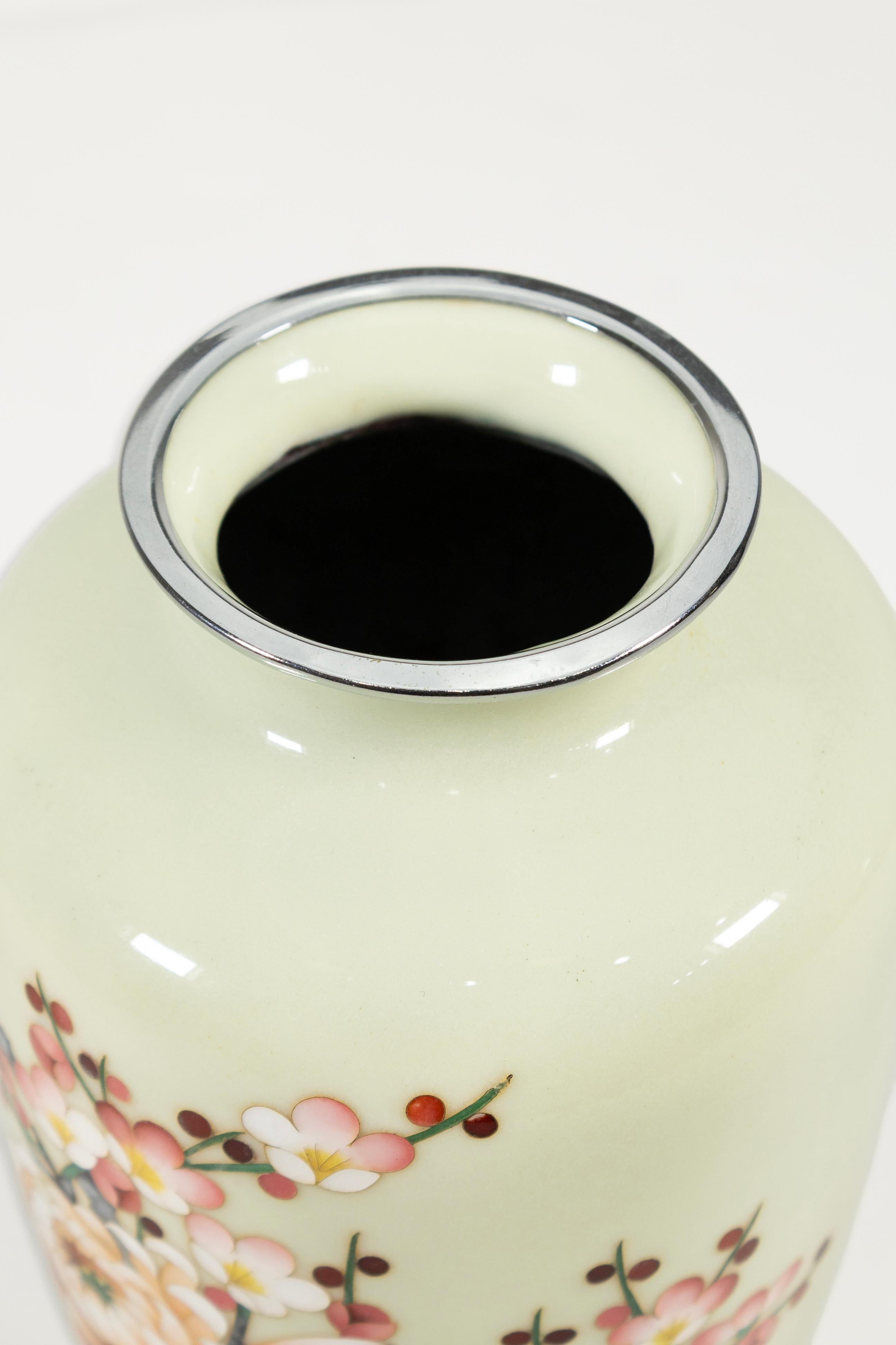 Ceramica Vaso di cloisonne giapponese d'epoca Ardo Jubei con accenti cromati e crisantemi in vendita