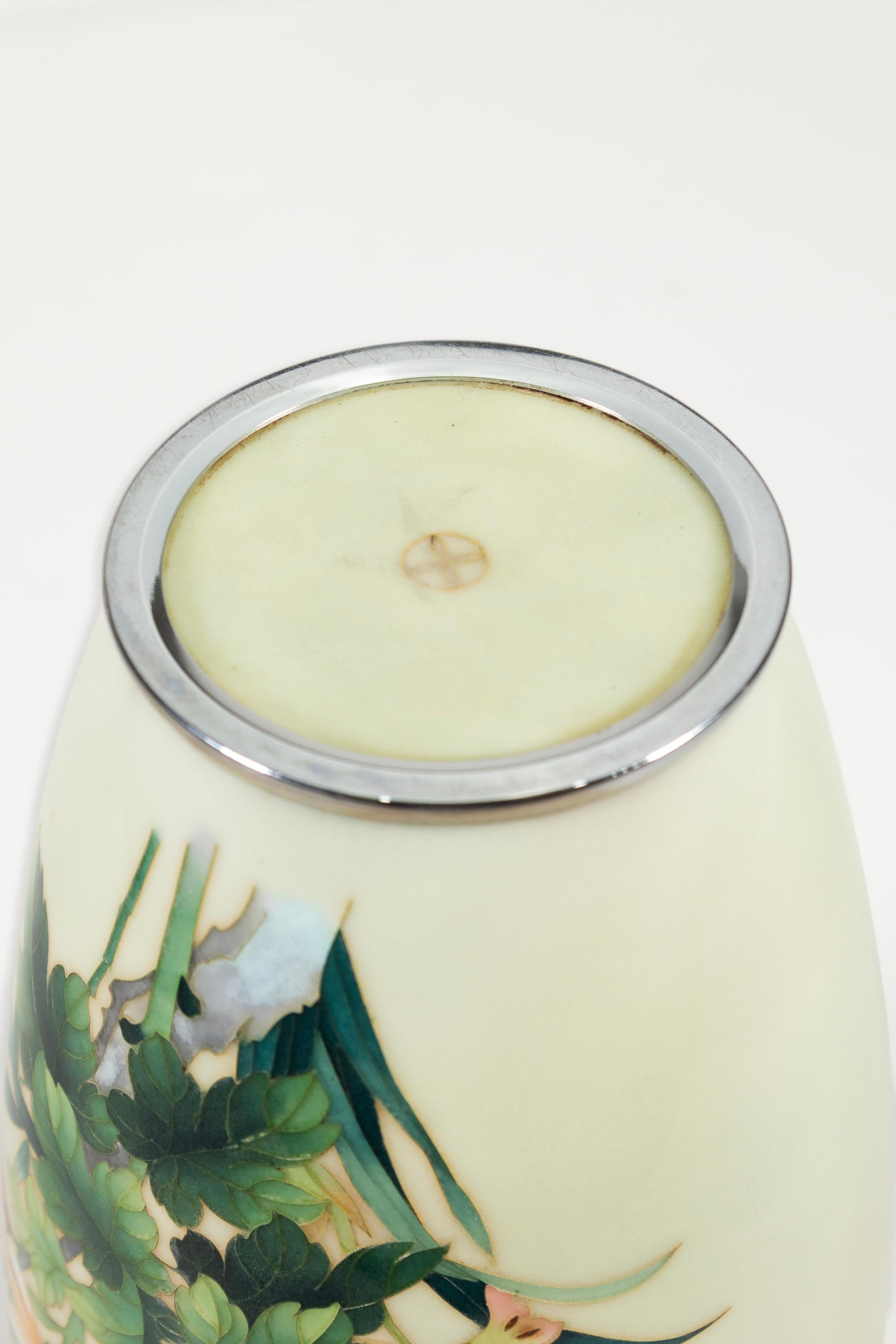Vaso di cloisonne giapponese d'epoca Ardo Jubei con accenti cromati e crisantemi in vendita 1