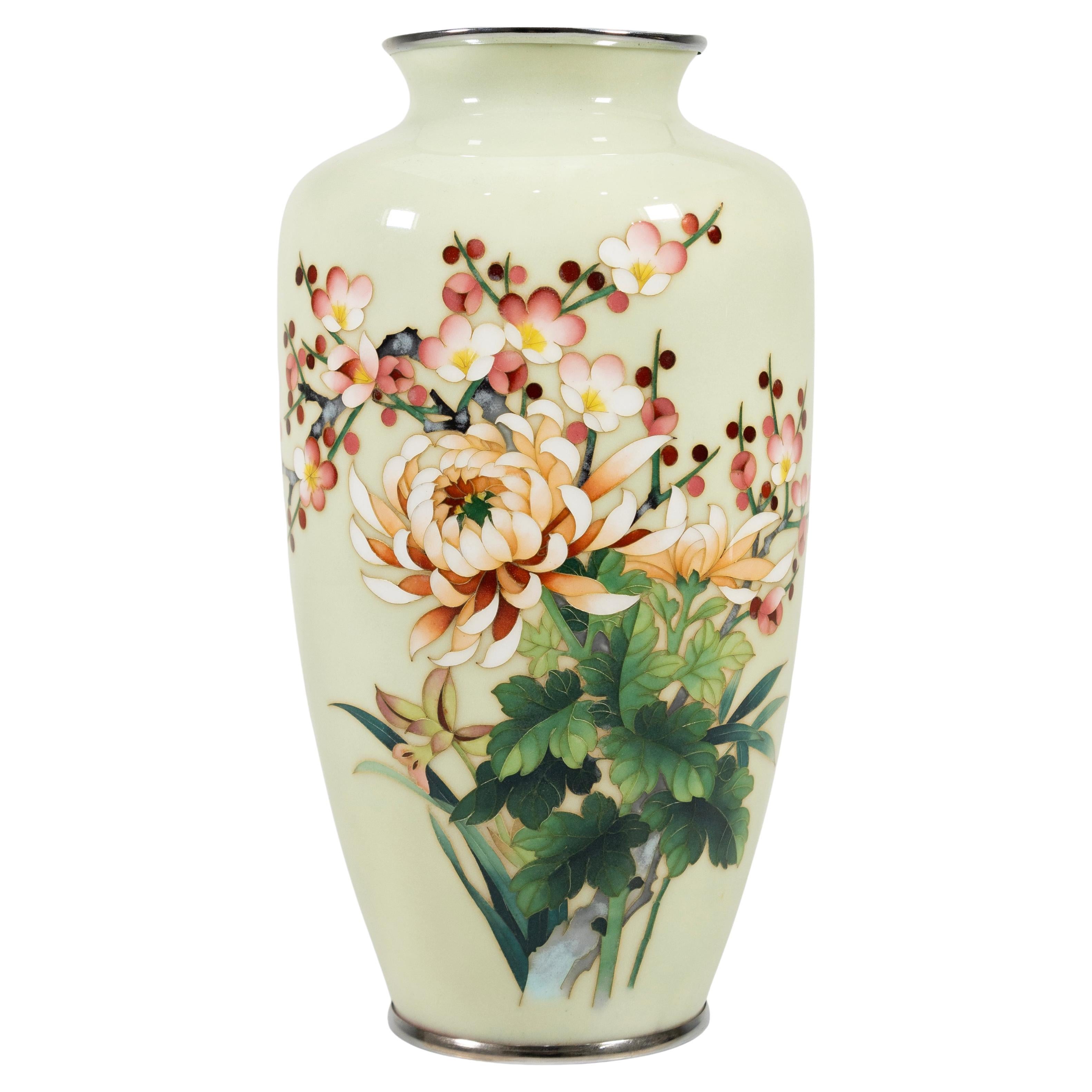 Vaso di cloisonne giapponese d'epoca Ardo Jubei con accenti cromati e crisantemi