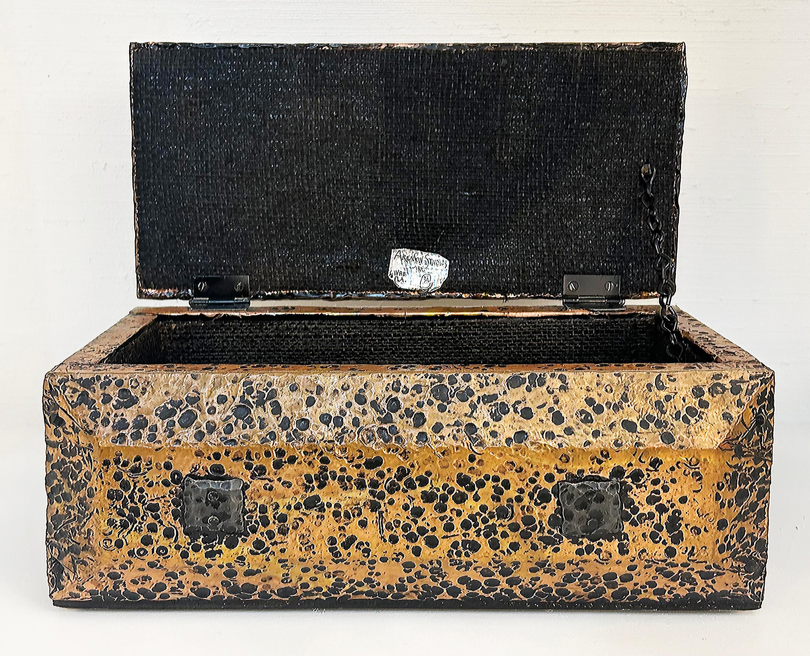 Vintage Arenson Studios Unendlichkeit Brutalistische gehämmerte Schachtel, Messing, Kupfer, Leder (Brutalismus) im Angebot