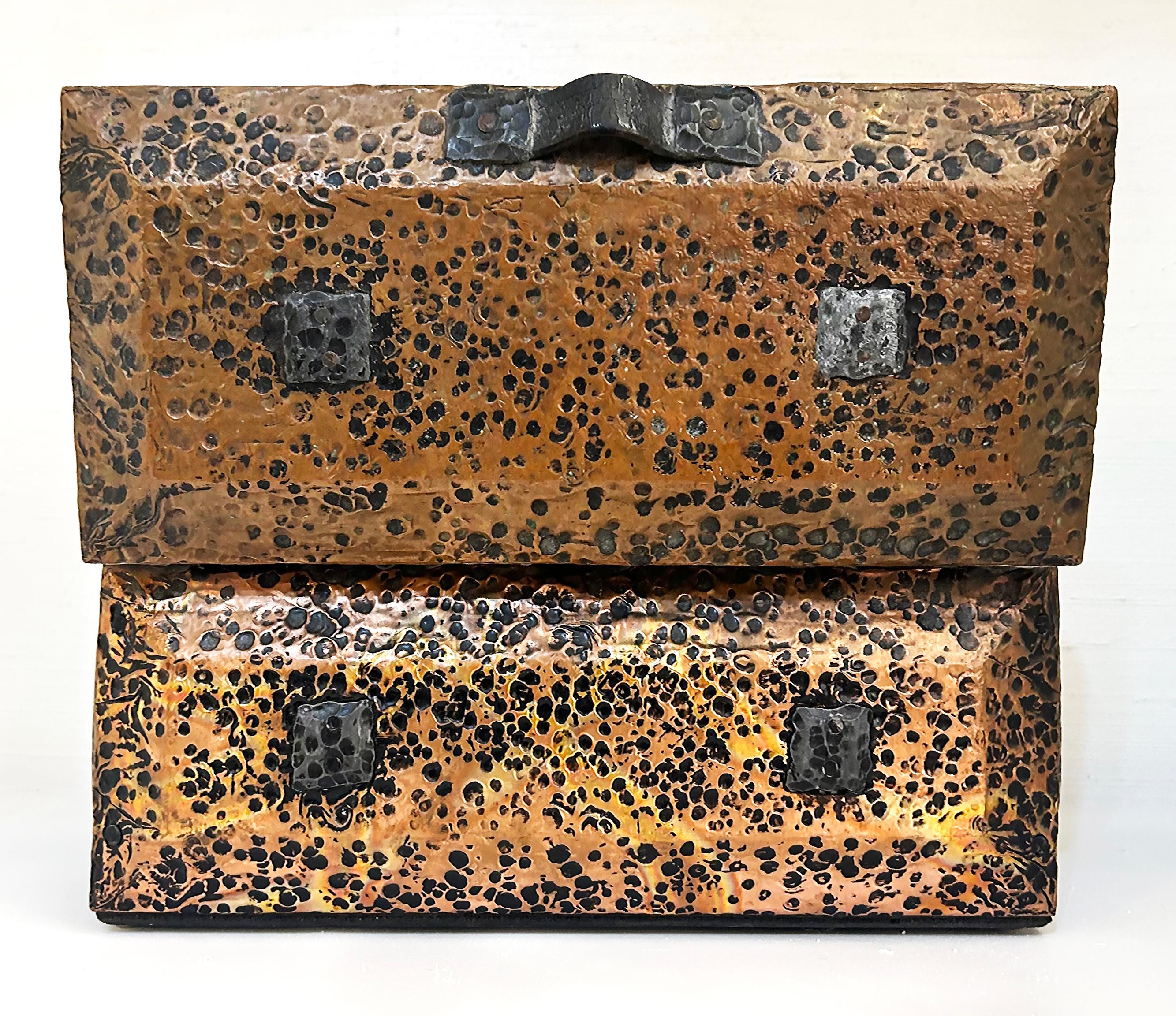 Boîte marteléeée d'Arenson Studios Infinity Brutalist, laiton, cuivre, cuir en vente 1