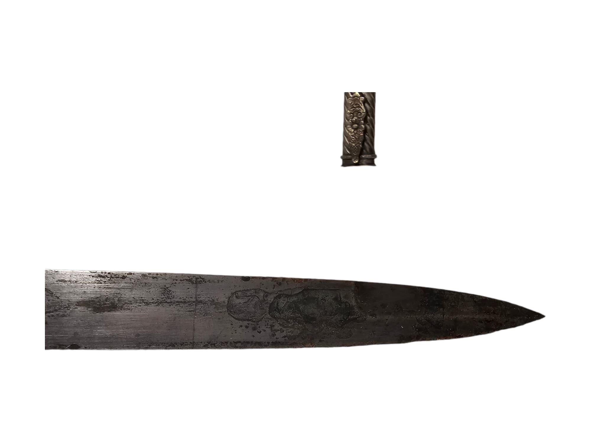 Ce couteau argentin vintage du XXe siècle est une pièce remarquable qui incarne le savoir-faire et la fonctionnalité caractéristiques des lames argentines traditionnelles. Avec un design élégant et une lame substantielle, ce couteau est non