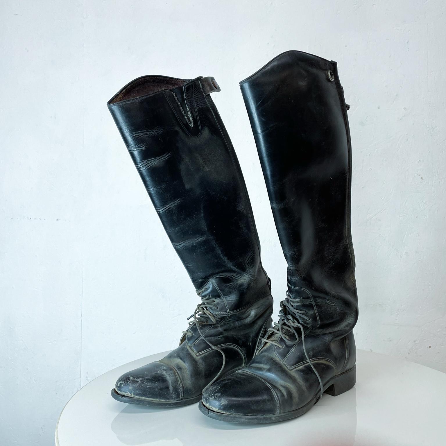 Tall boots with zipper outlet in back