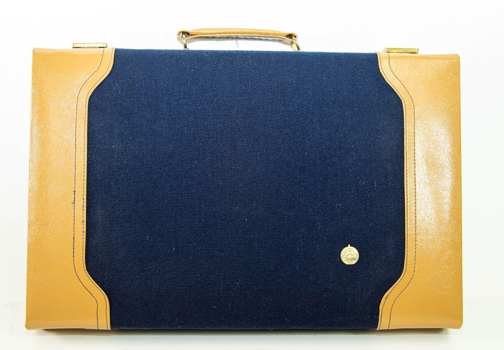Vintage Aries Backgammon Set in a Blue Briefcase 1970s 3