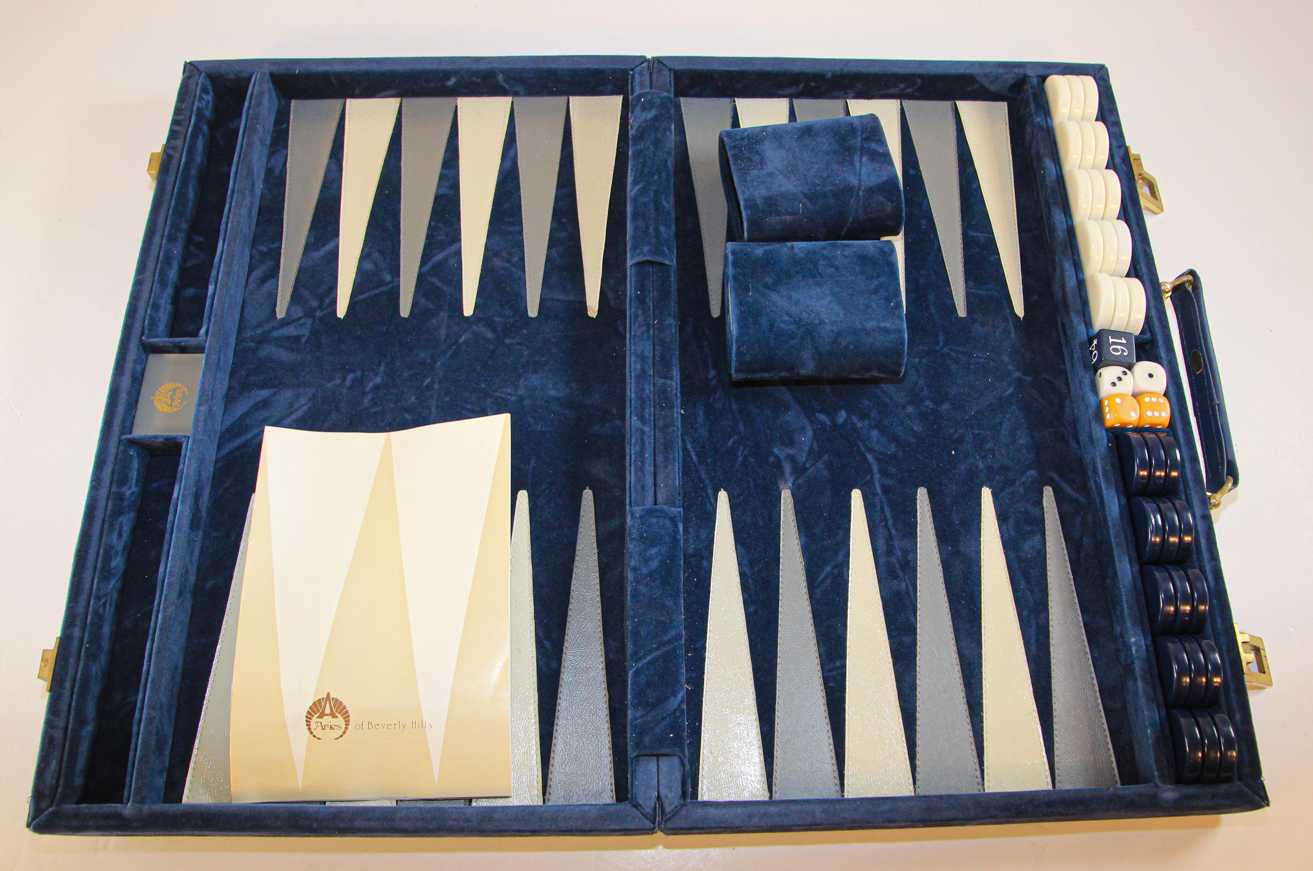 Vieux jeu de backgammon Aries de collection dans une mallette en tissu velours bleu des années 1970. 
Il s'agit d'un ensemble professionnel de backgammon exclusif Aries of Beverly Hills:: conçu dans un tissu extérieur en velours bleu. La poignée est
