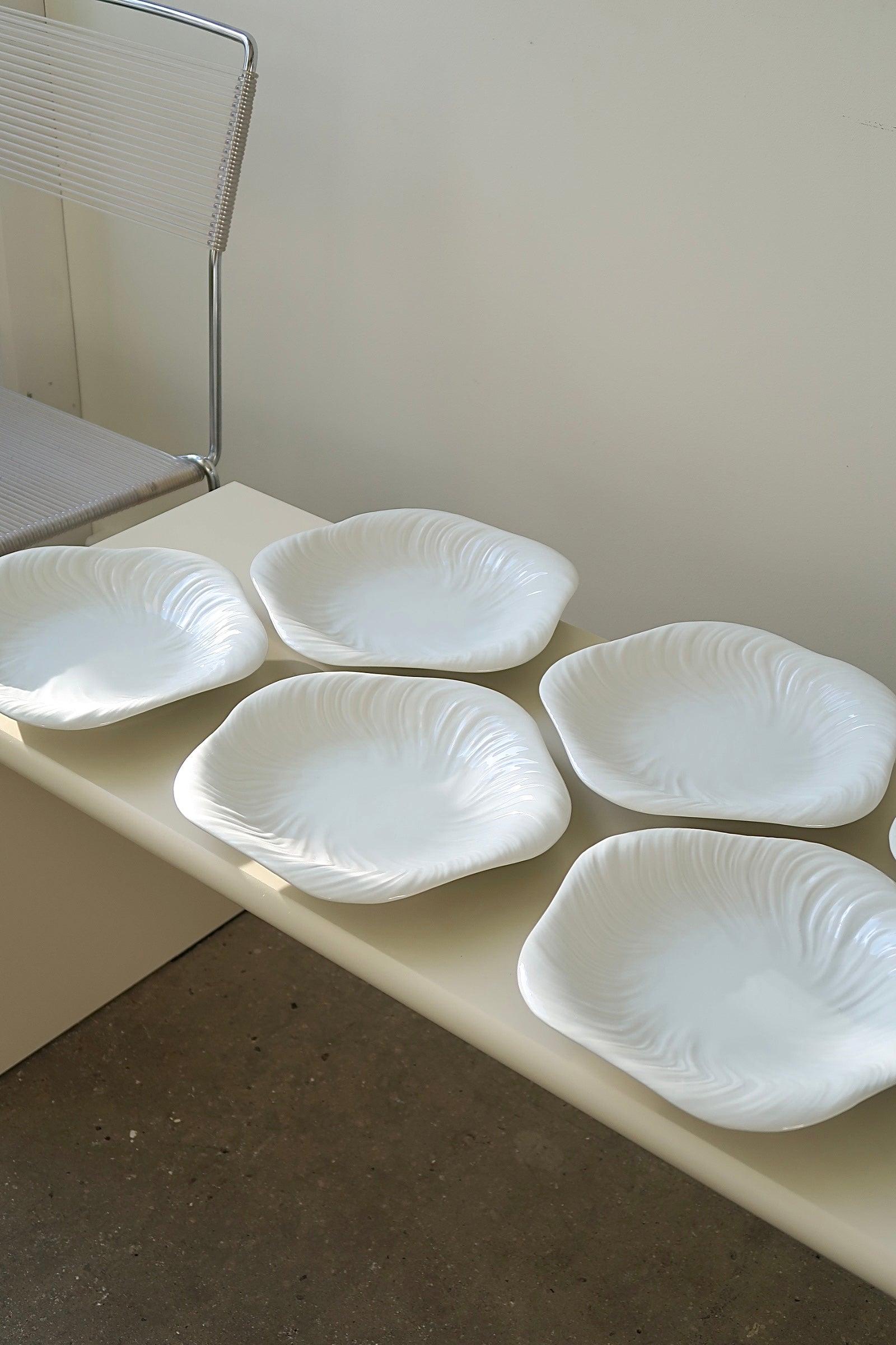 Piatto grande originale d'epoca di Royal Copenhagen conchiglia, con il bellissimo smalto bianco. La cornice è stata disegnata dal famoso gioielliere e orafo danese Arje Griegst nel 1978 e non viene più prodotta. Arje Griegst è famoso in tutto il