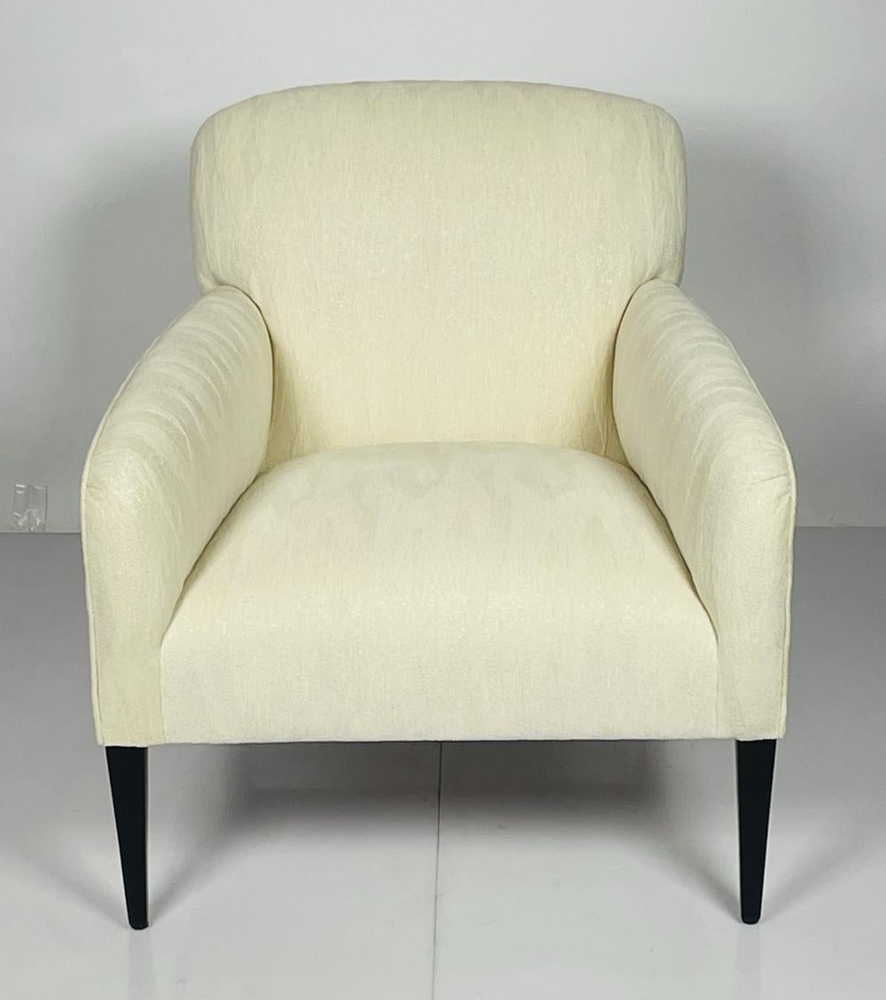 Nous vous présentons notre exquise chaise à bras Vintage, une pièce intemporelle de l'époque emblématique des États-Unis des années 1960. Cette chaise est un véritable témoignage de l'artisanat impeccable et des sensibilités en matière de design de
