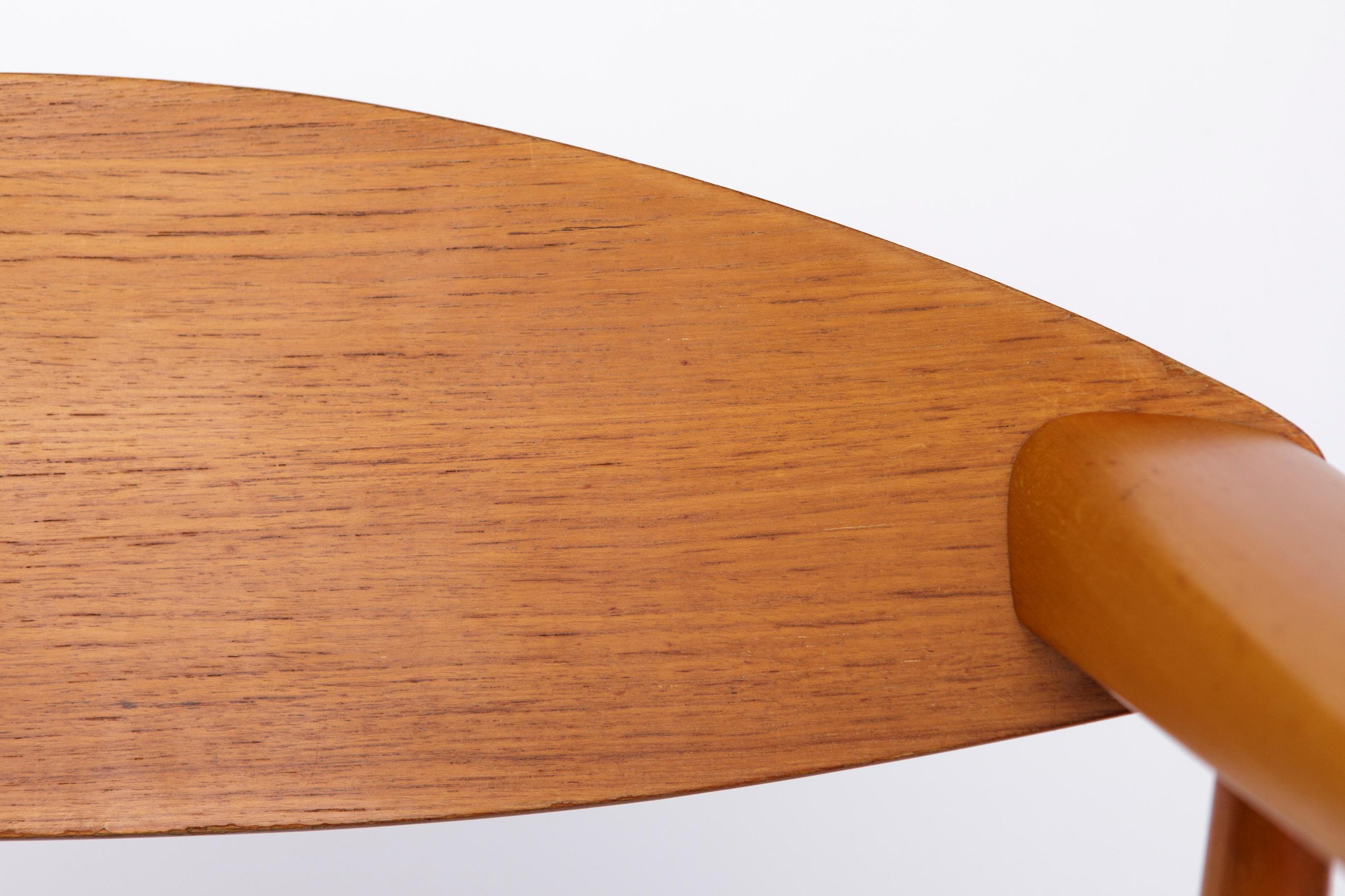 Fauteuil Vintage, 1960s - Beeche & Teak, nouvellement tapissé de tissu bleu
Un fauteuil vintage intrigant des années 1960.

Fabricant inconnu, probablement d'origine allemande.
La chaise est dotée d'un cadre robuste en bois de hêtre et d'un dossier