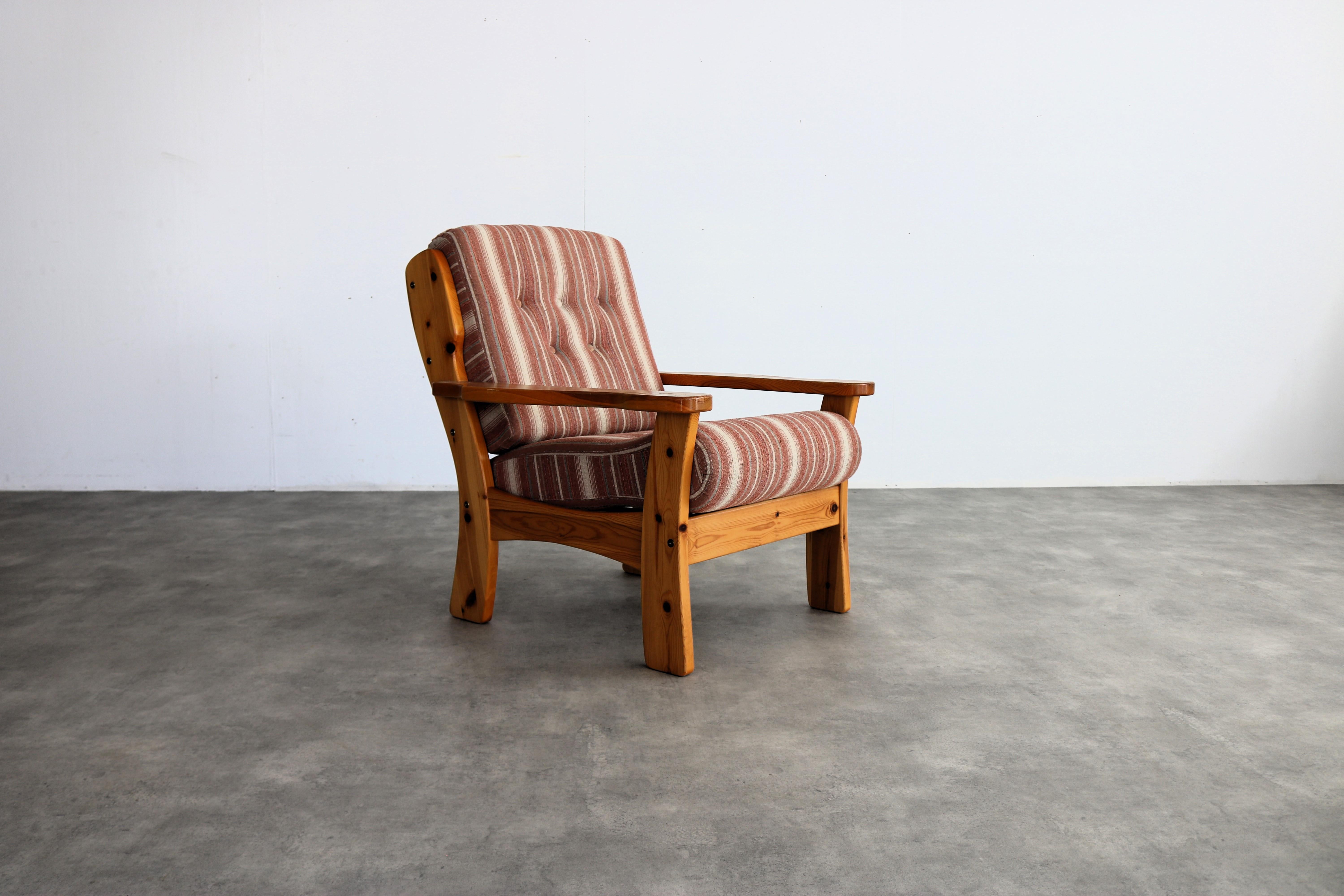 sillón vintage  60s  pino  Sueco

periodo  60's
diseño  desconocido  Suecia
condición  bien  ligeros signos de uso 
talla  85 x 82 x 82 (AnxAlxP) Altura del asiento 44;

detalles  pino; tapicería;

número de artículo  2382