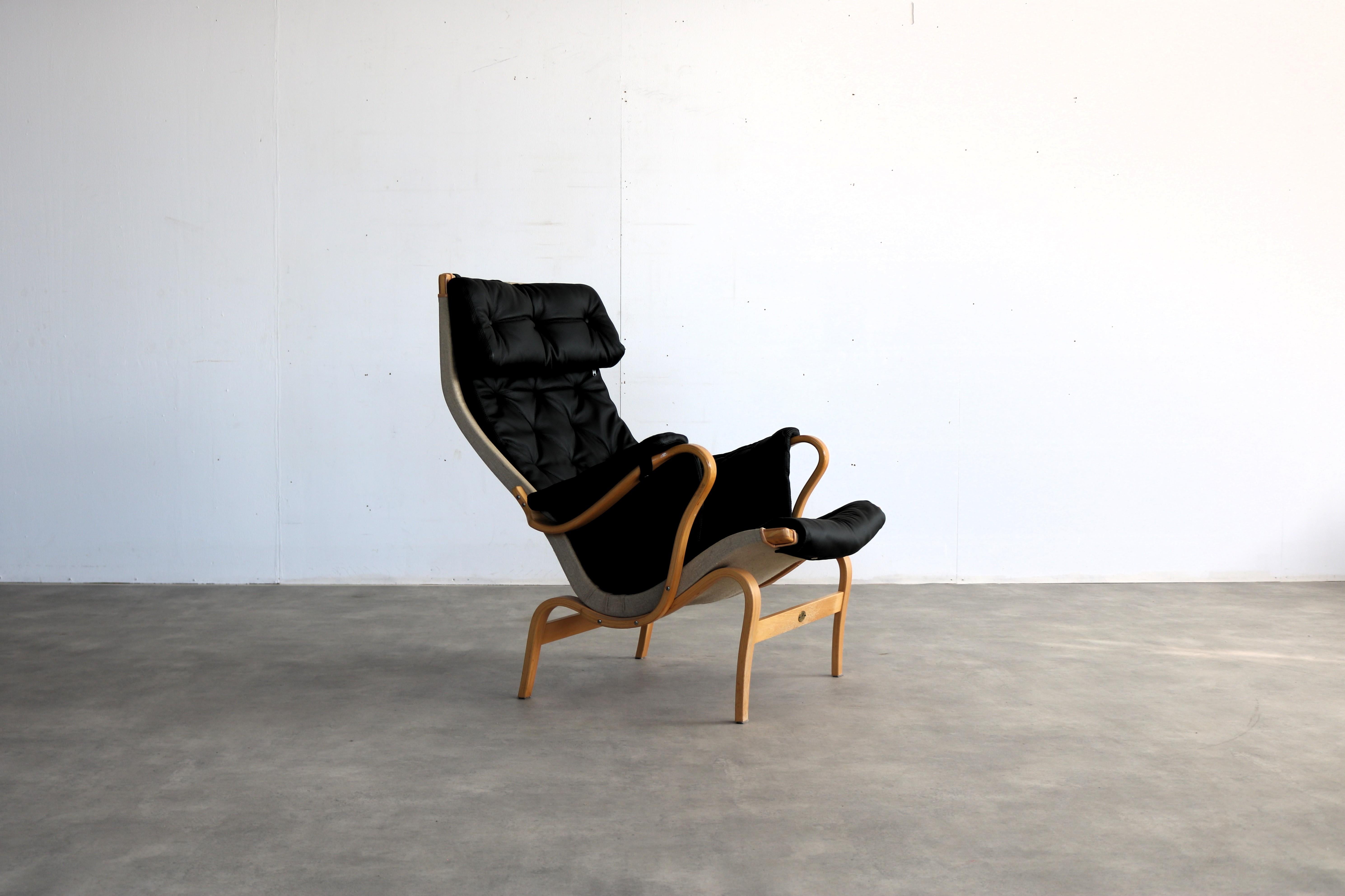 vintage armchair  armchair  Pernilla  Dux  Mathsson

period  70's
design  Bruno Mathsson  Dux  Sweden
condition  good  light signs of use  newly upholstered;
size  115 x 200 x 45 (hxwxd)

details  wood; leather; model 