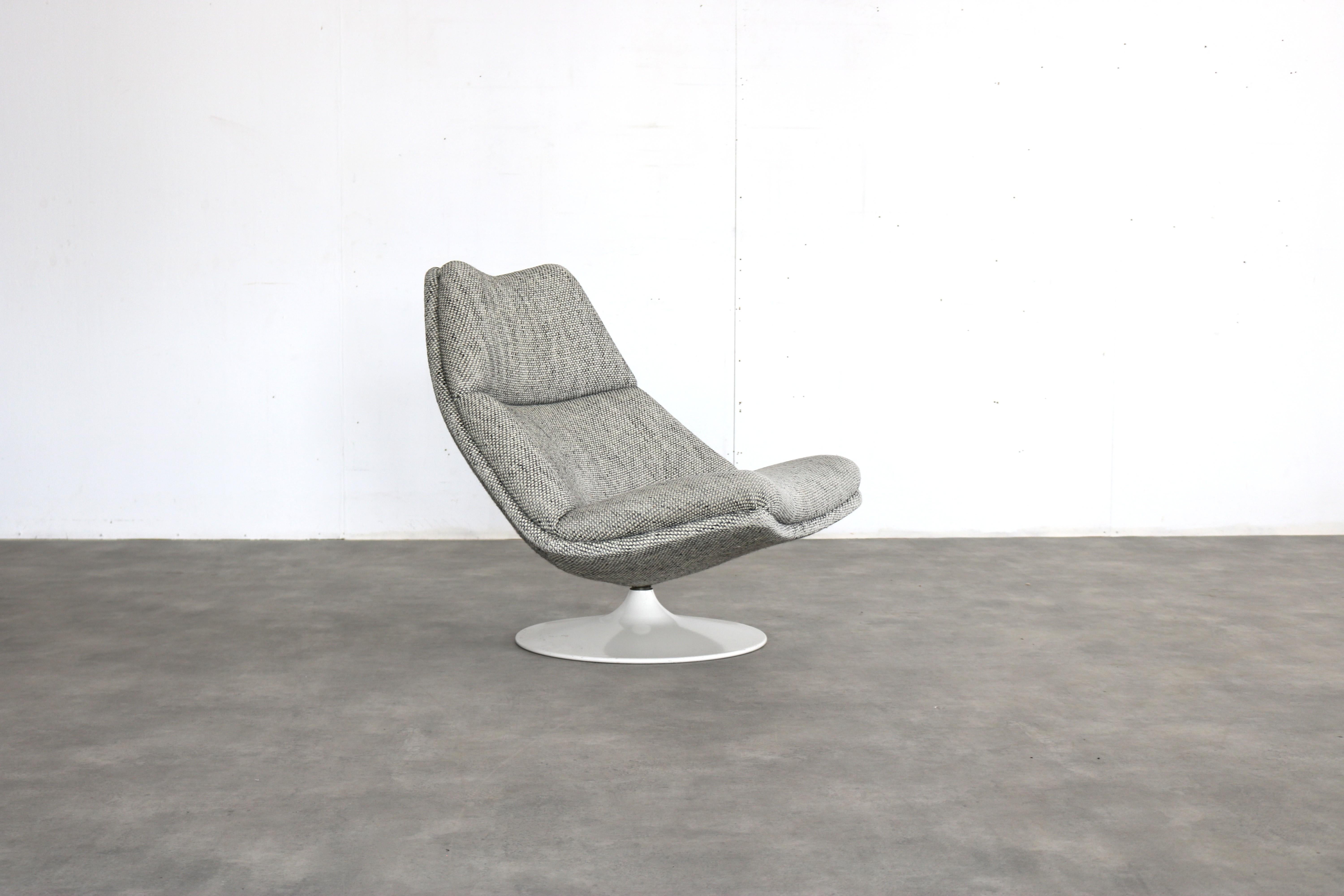 vintage armchair  Artifort lounge chair  60s design

Design classic from the 60s. This Artifort armchair model F511 is still in very nice condition.

period  60s
design  Geoffrey D. Harcourt  Artifort  Netherlands
condition  excellent  minimal signs