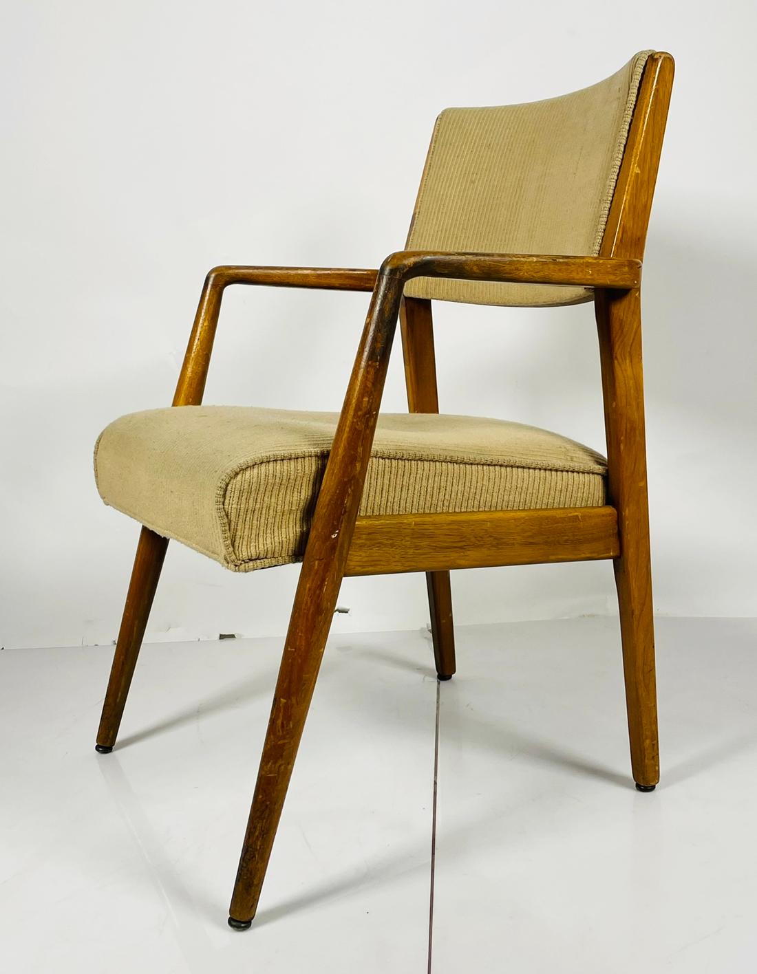 Voici le fauteuil Vintage de Maurice Bailey pour Monteverdi-Young - un véritable chef-d'œuvre de design mobilier. Ce superbe fauteuil présente une esthétique classique et intemporelle qui ne manquera pas d'embellir tout espace de vie. 

Conçu par le
