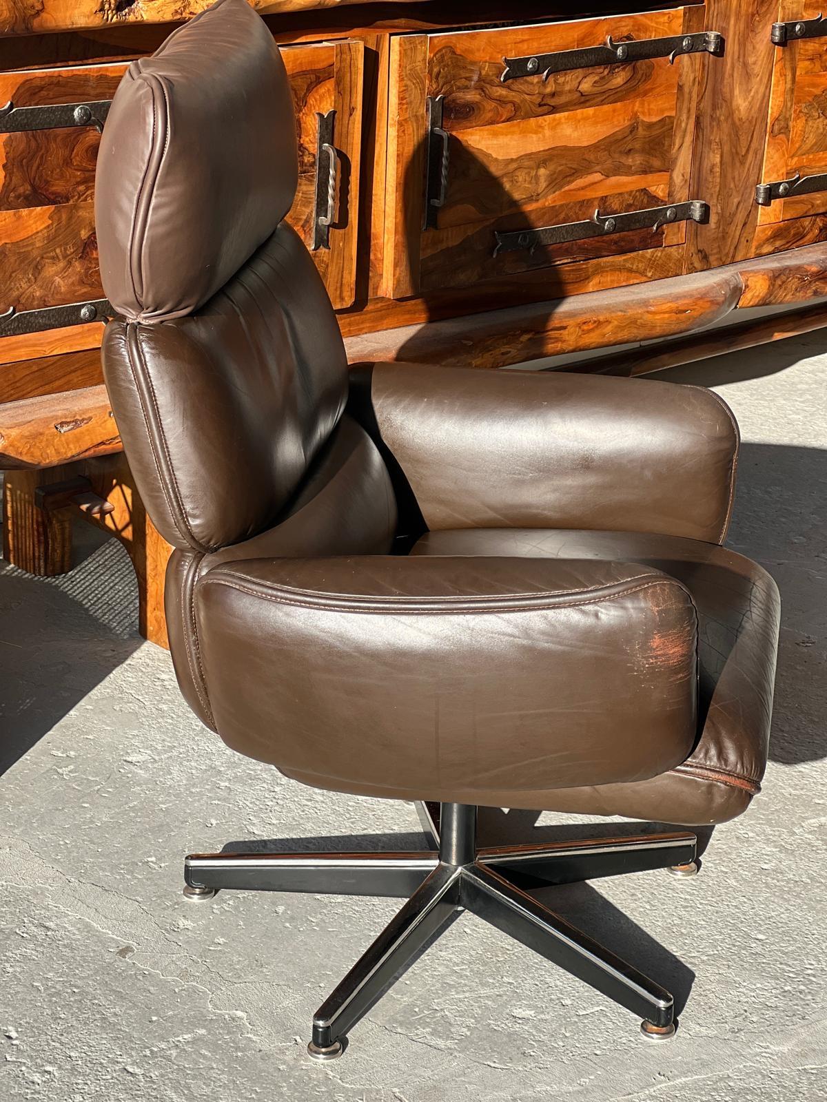 Bürostuhl aus braunem Leder mit Dreh- und Kippmechanismus und Kopfstütze, von Otto Zapf für Knoll. Amerikanischer Ursprung, um 1980. Sitzhöhe 74 Sehr guter Zustand