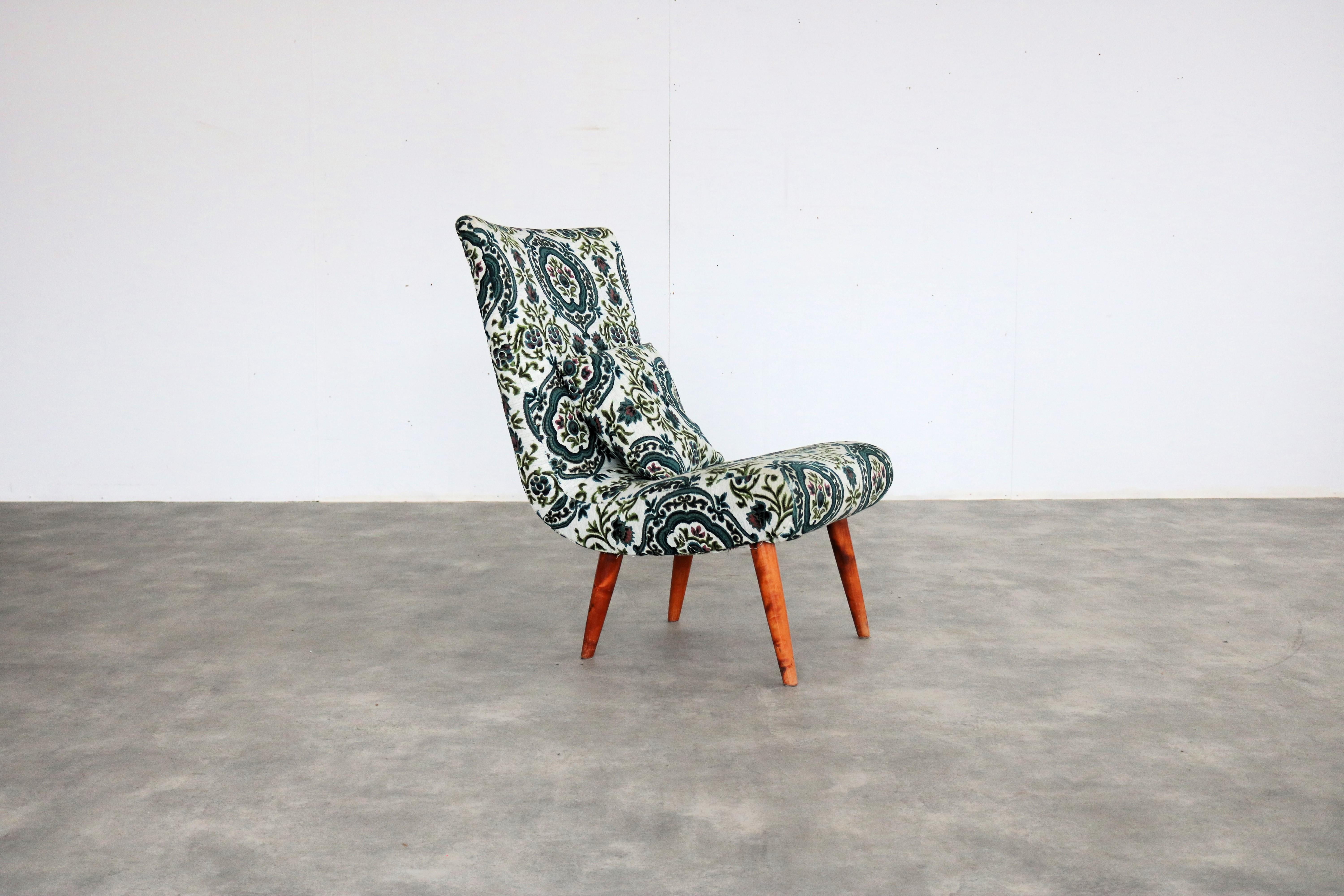 vintage armchair  chair  60s  Swedish

period  60's
design  unknown  Sweden
condition  good  light signs of use
size  86 x 56 x 75 (hxwxd) seat height 40 cm;

details  teak; upholstery;

article number  2591