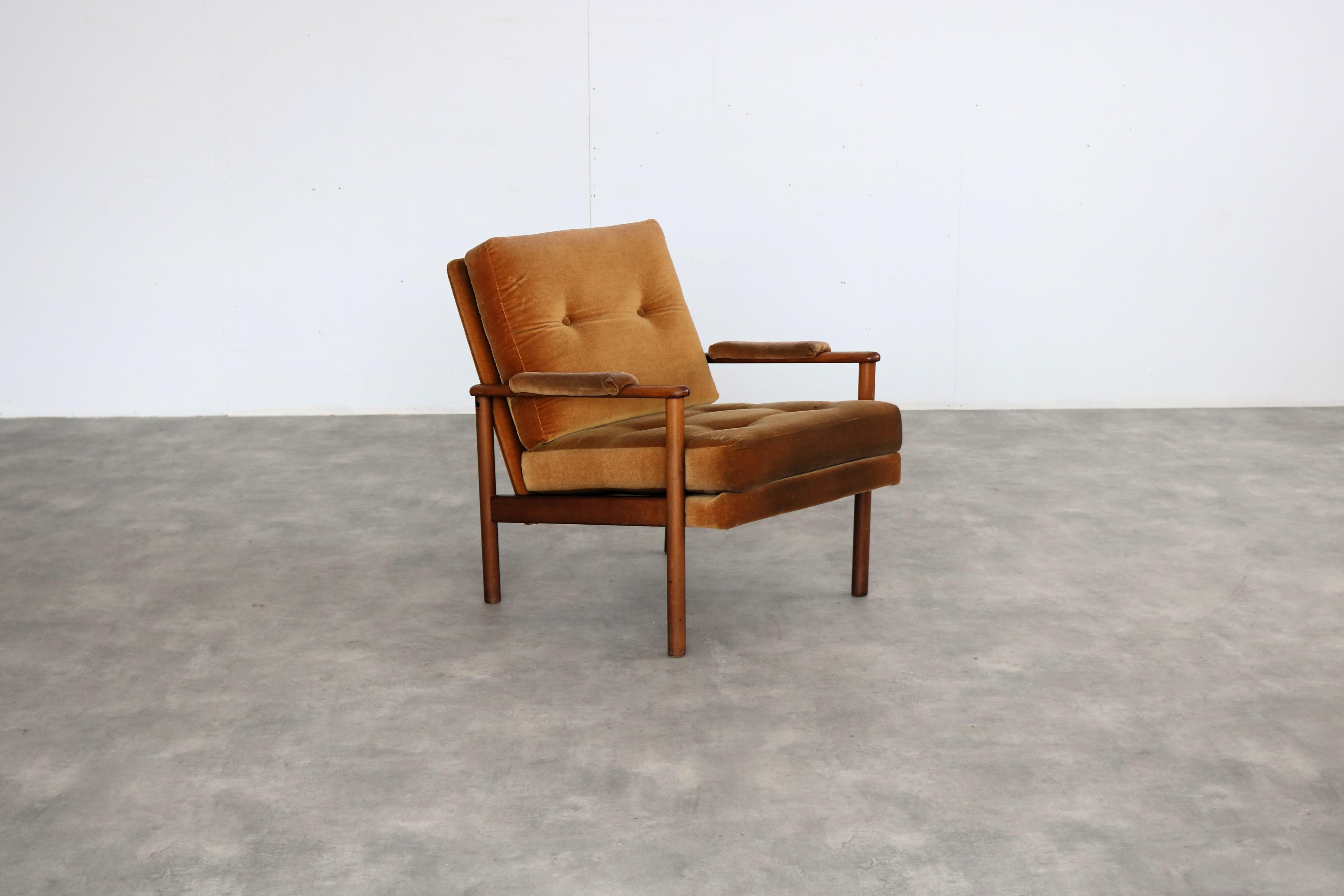 Vintage-Sessel  Sessel  1960s  Schwedisch

Zeitraum  1960s
Entwurf  unbekannt  Schweden
Bedingung  gut  geringe Gebrauchsspuren
Größe  79 x 68 x 80 (HxBxT) Sitzhöhe 43; 

Details  Teakholz; Polsterung;

Artikelnummer  2845