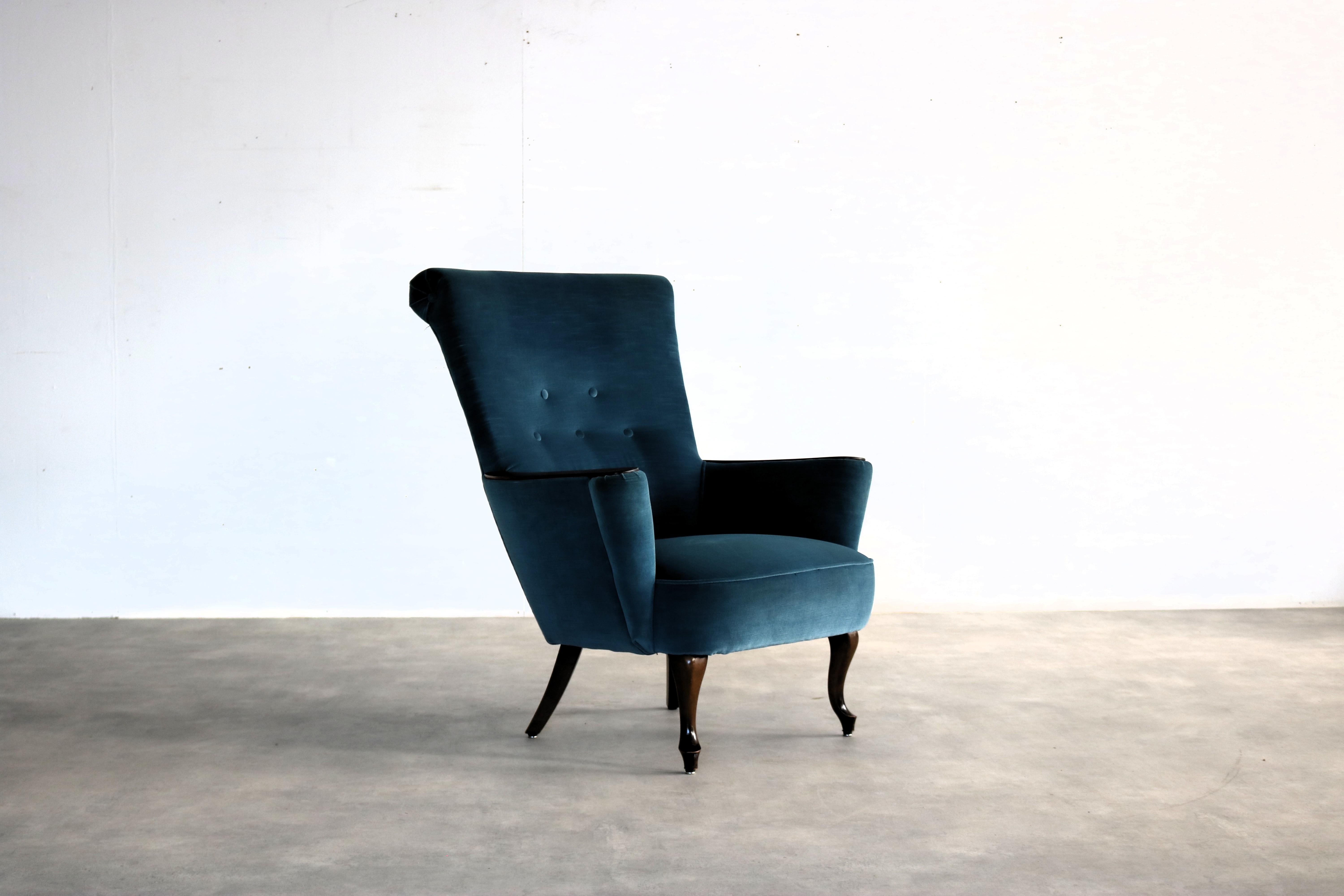 vintage armchair  easy chair  60's 

period  60's
design  unknown
condition  good  light signs of use
size  96 x 79 x 80 (hxwxd) seat height 40 cm; 

details  teak; upholstery; 

article number  2675