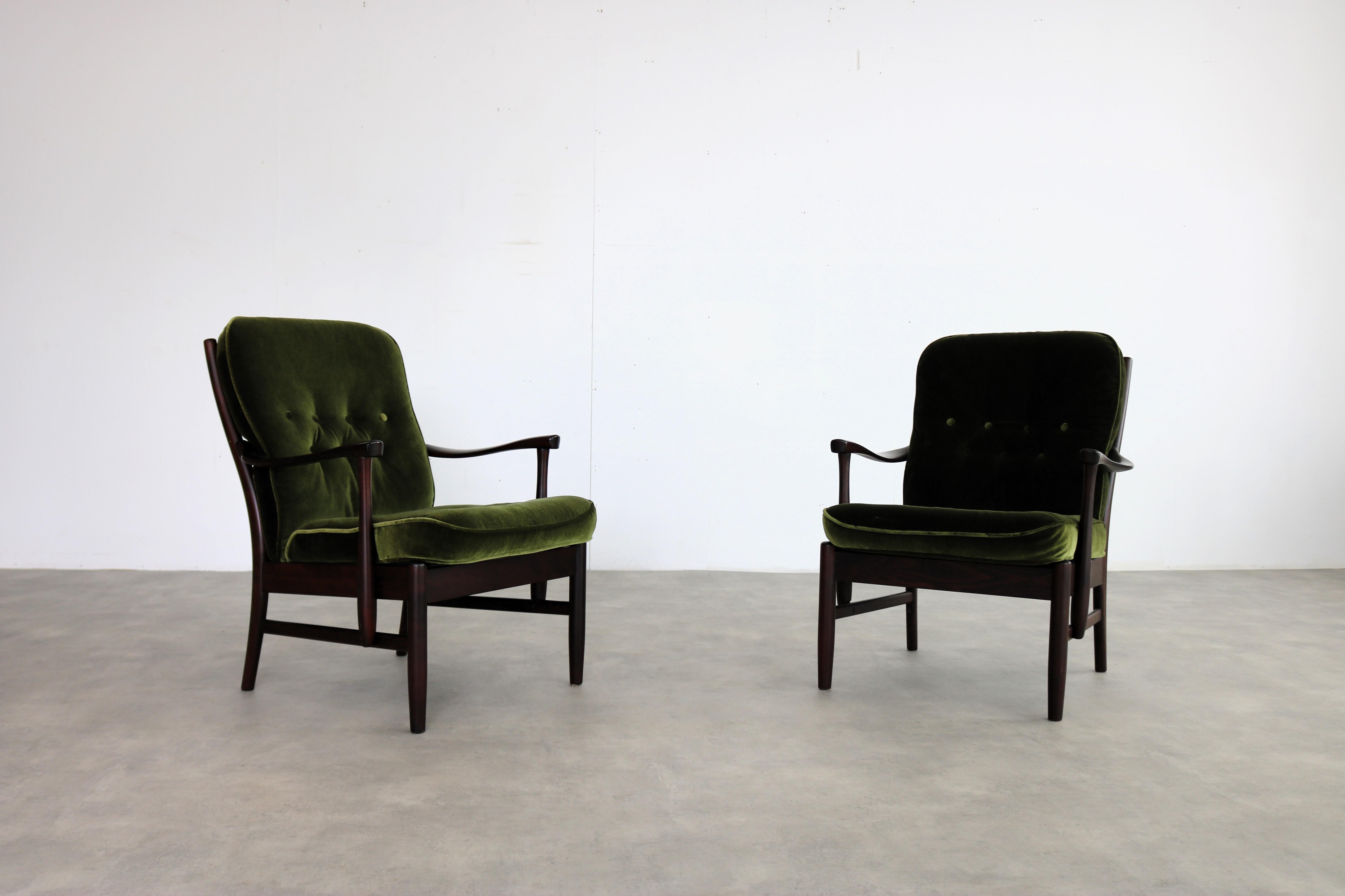 vintage armchair  easy chair  60s  Parker Knoll

period  60's
design  model PK1016-19  Parker Knoll  United Kingdom
condition  good  light signs of use
size  88 x 68 x 80 (hxwxd) seat height 44;

details  mahogany; textile; 2 available; price is per