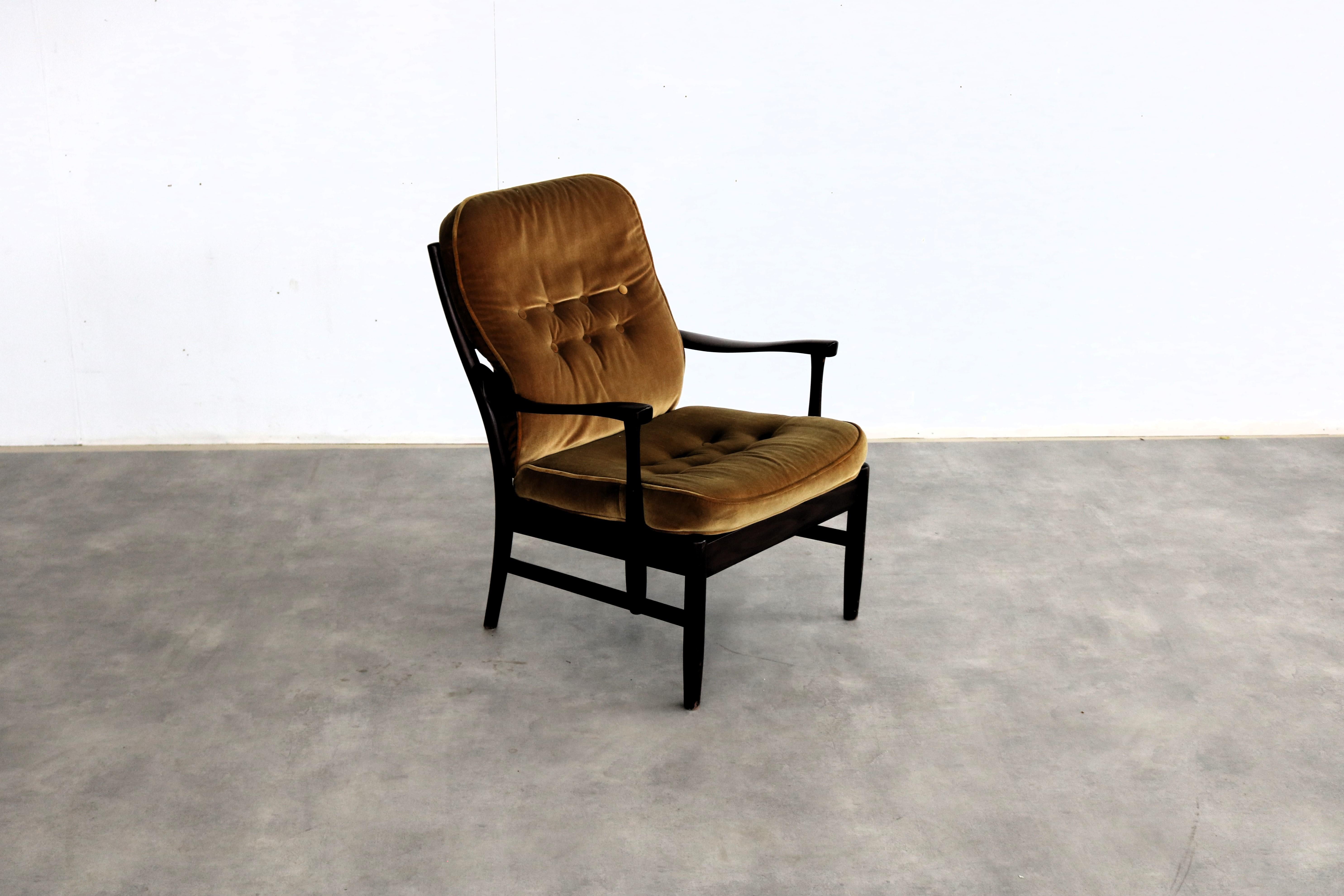 vintage armchair  easy chair  60s  Parker Knoll

period  60's
design  model PK1016-19  Parker Knoll  United Kingdom
condition  good  light signs of use
size  86 x 68 x 75 (hxwxd) seat height 44;

details  mahogany; textile; 

article number  2550