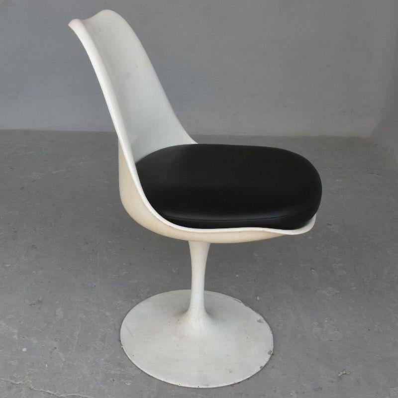 Vintage Saarinen resin chair from the 1960s/70s Knoll edition, height 82 cm for a width of 67 cm by 50 cm. Leatherette cushion marked Knoll on the underside.

Additional information:
Style: Vintage 1970
Material: Resin
Artist: Eero Saarinen.