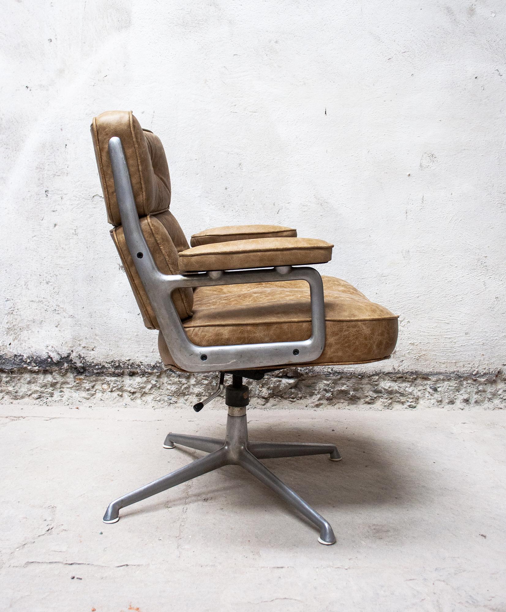 Armchair with aluminum frame and seat in sponge covered in leather.
Model ES104 lobby chair
Designer Charles & Ray Eames
Producer Herman Miller
1960s.